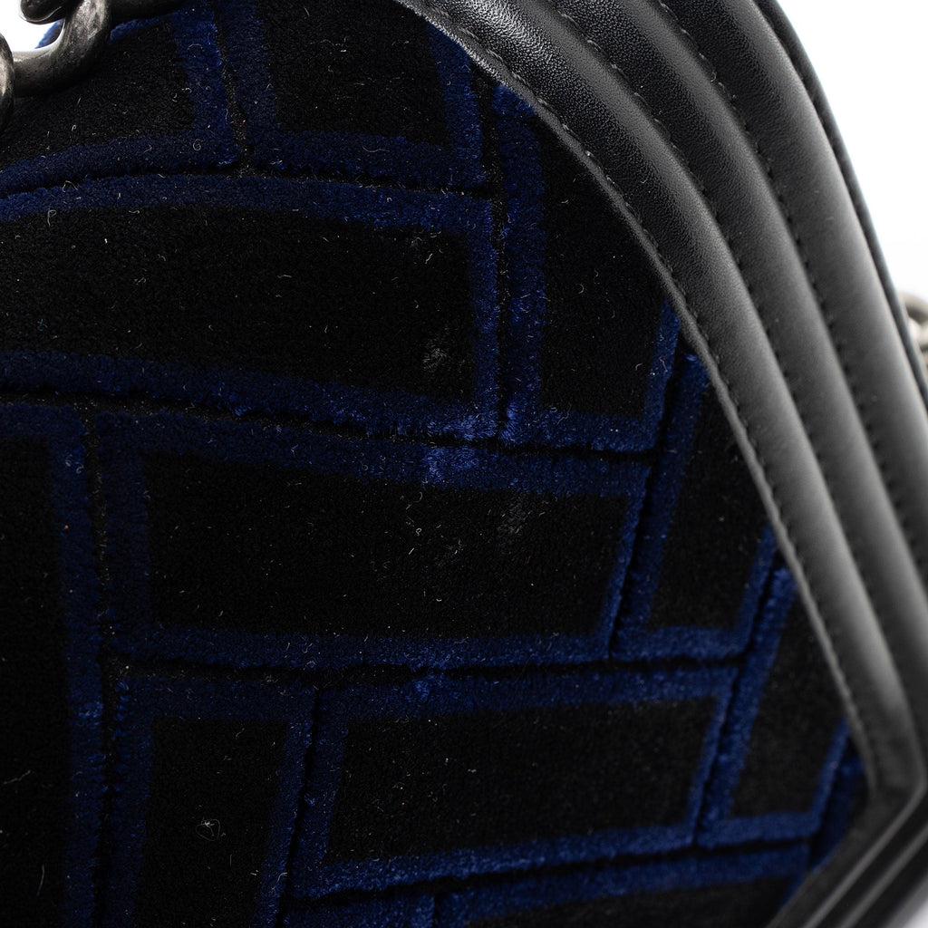 Chanel Velvet Quilted Old Medium Boy Bag (SHF-yjKLJH)