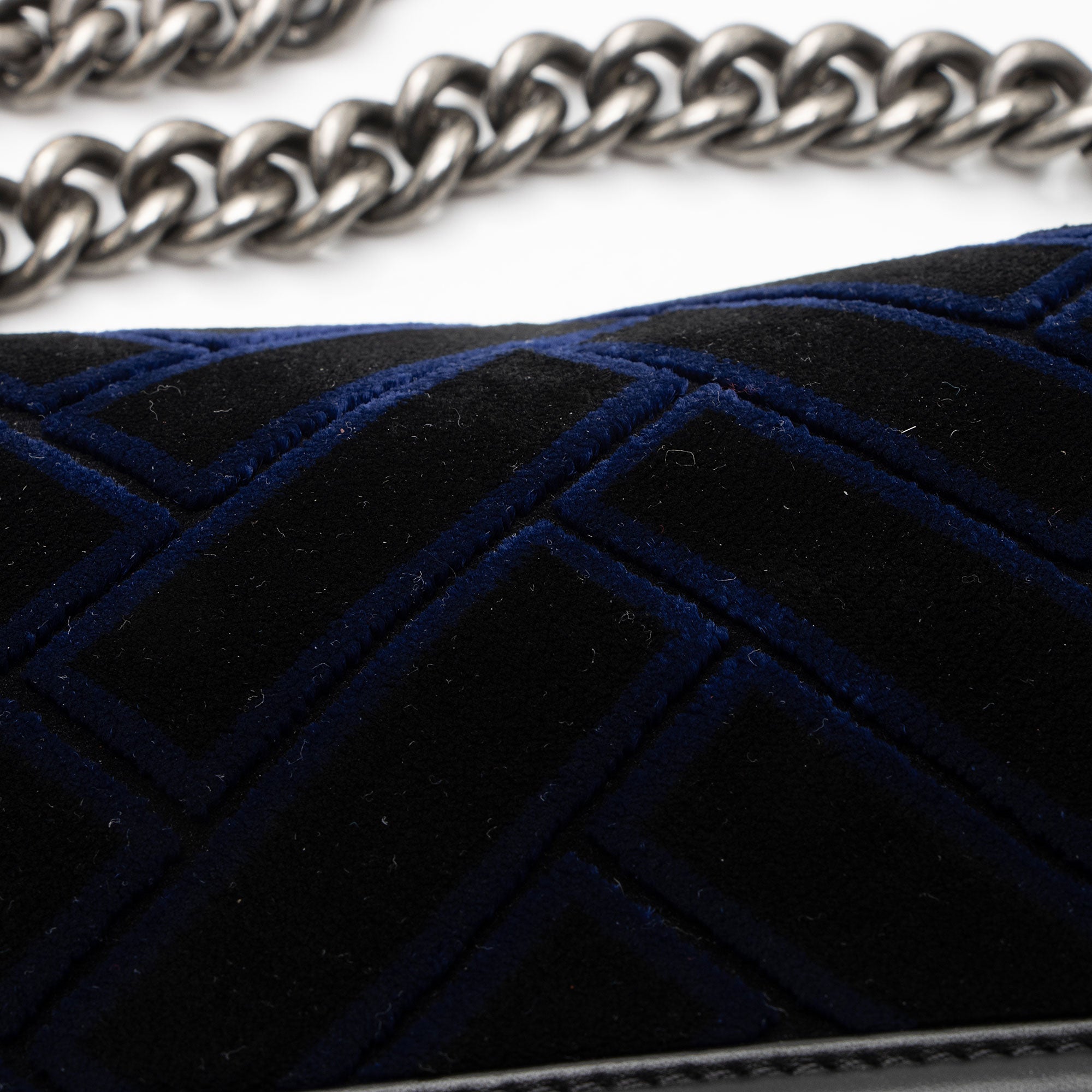 Chanel Velvet Quilted Old Medium Boy Bag (SHF-yjKLJH)