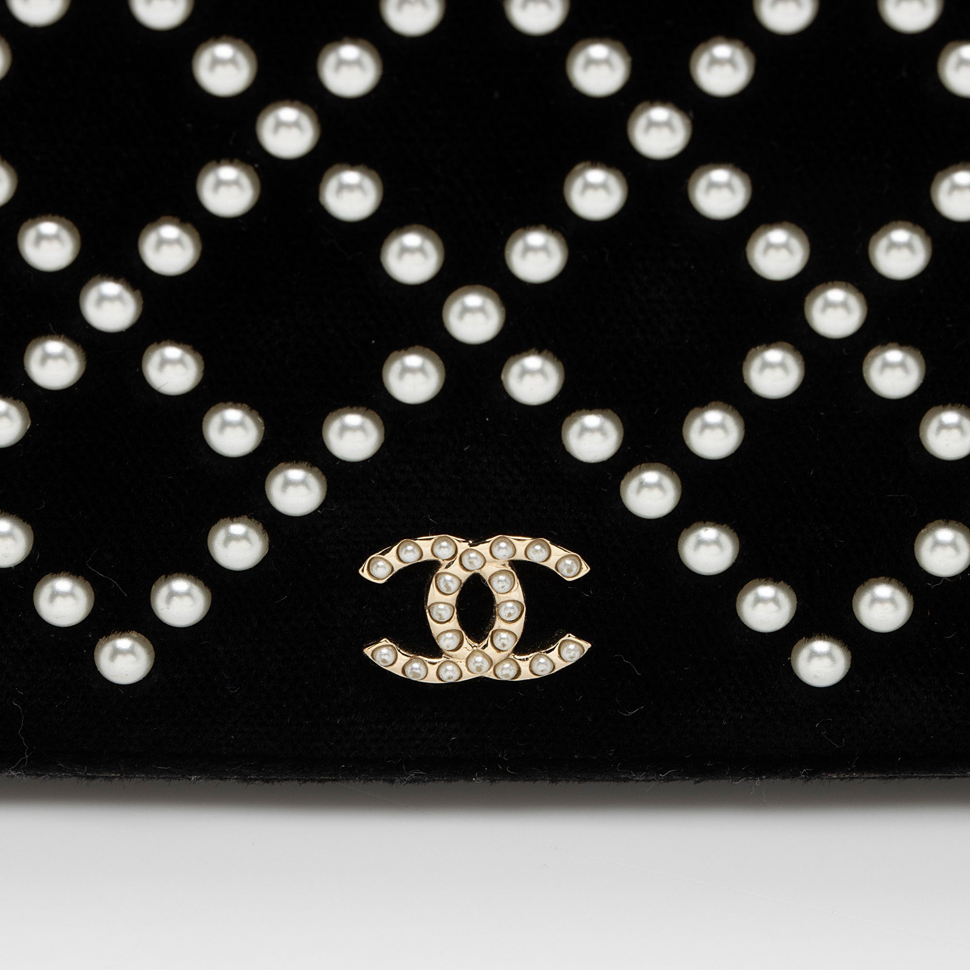 Chanel Velvet Pearl Embellished Wallet on Chain (SHF-aGIZaD)