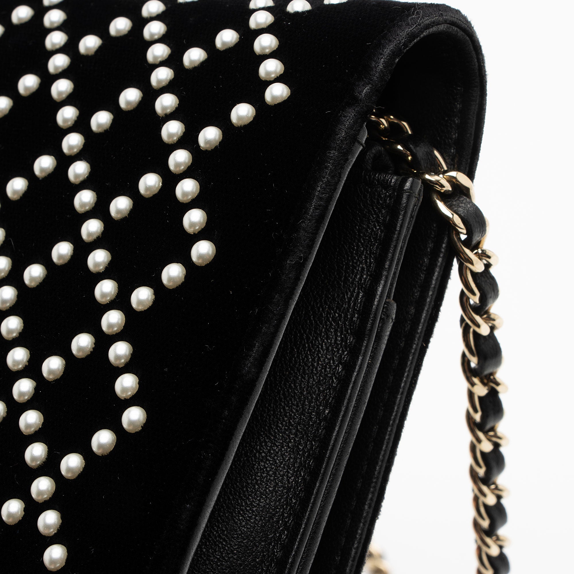 Chanel Velvet Pearl Embellished Wallet on Chain (SHF-aGIZaD)