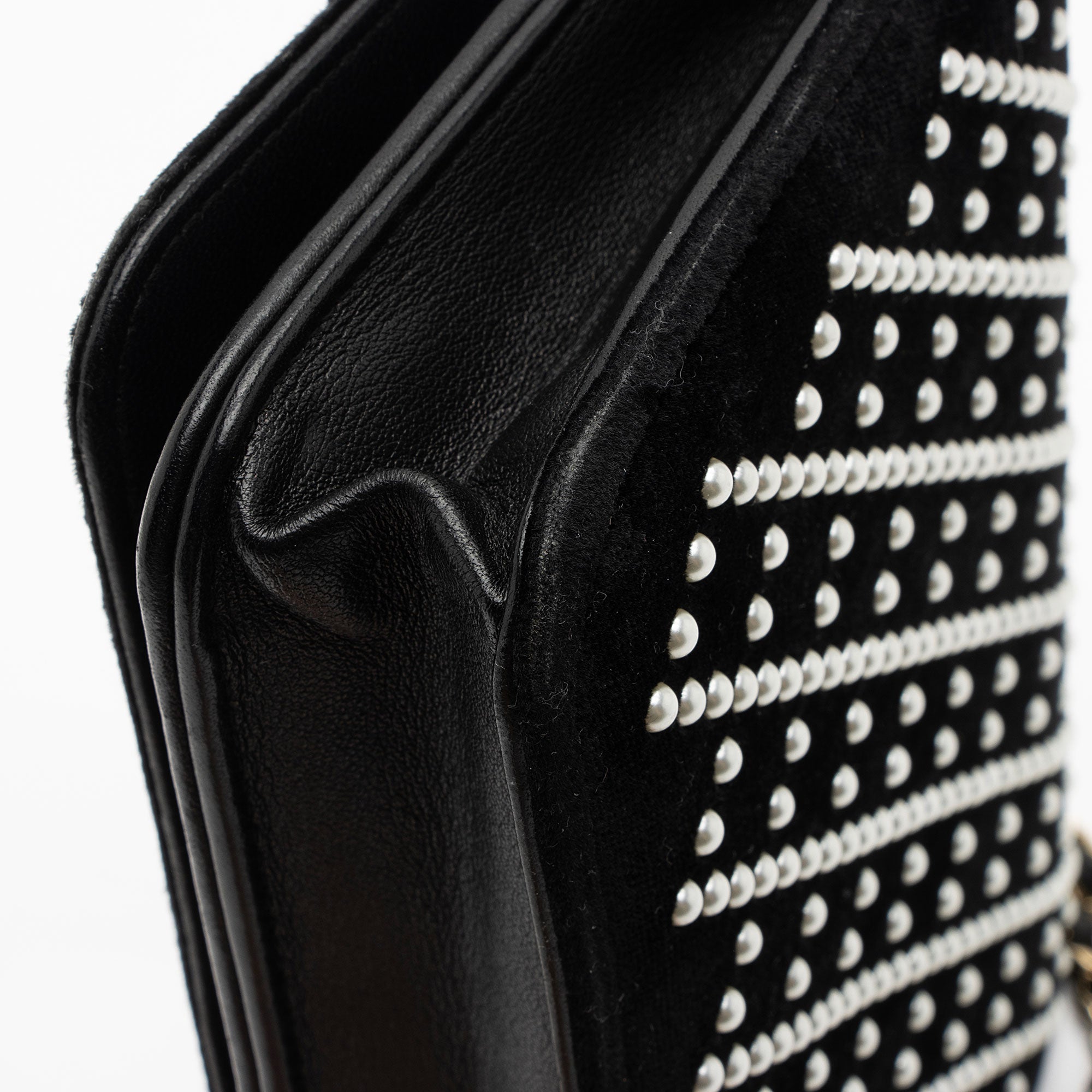 Chanel Velvet Pearl Embellished Wallet on Chain (SHF-aGIZaD)