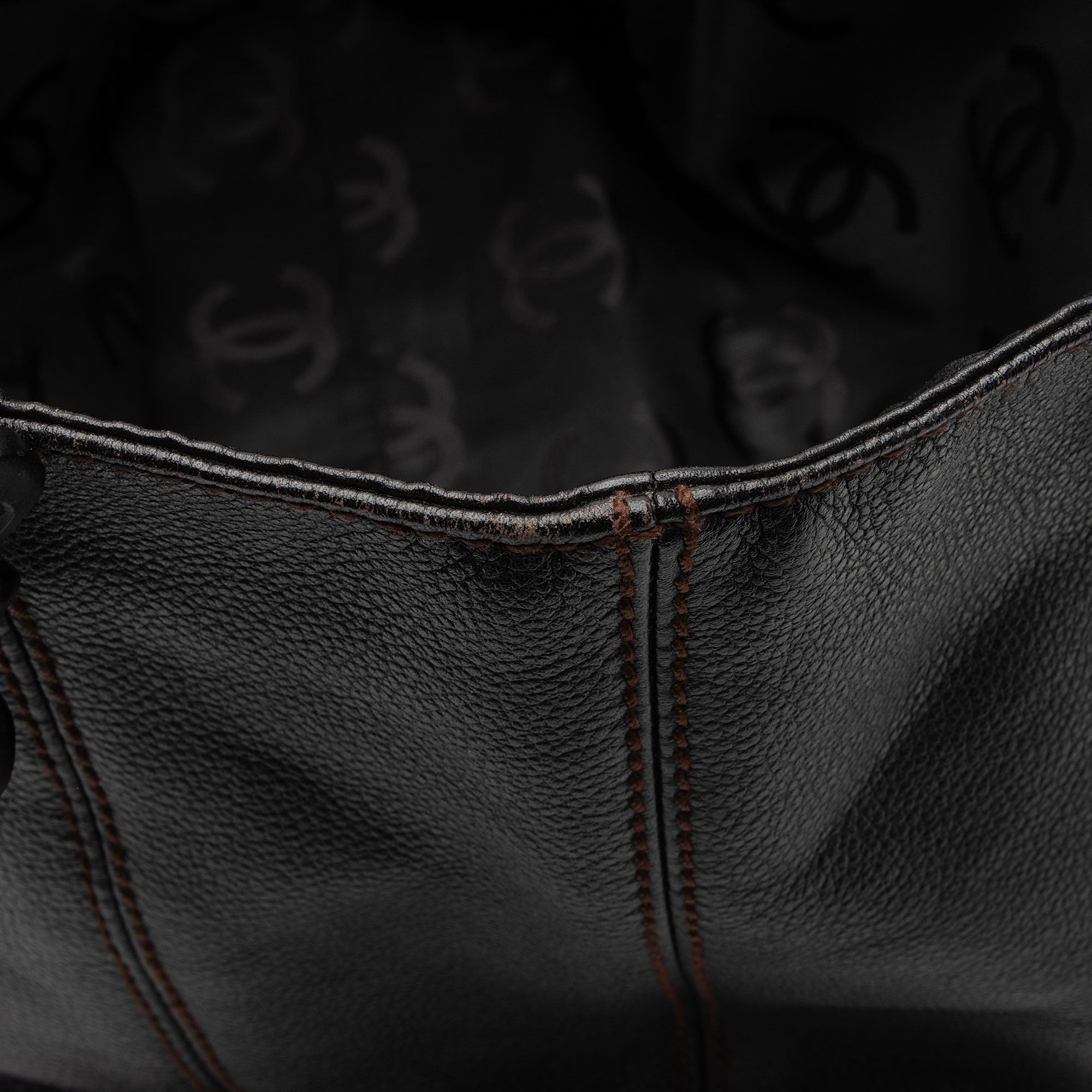 Chanel Vintage Leather Wood Chain Tote (SHF-bz2XaF)