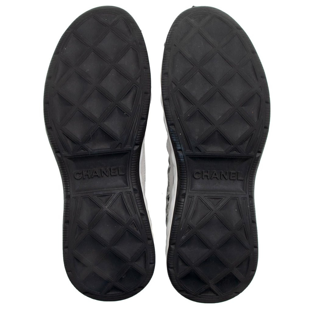Chanel Suede Calfskin Embroidered CC Sneakers - Size 8 / 38 (SHF-22982)
