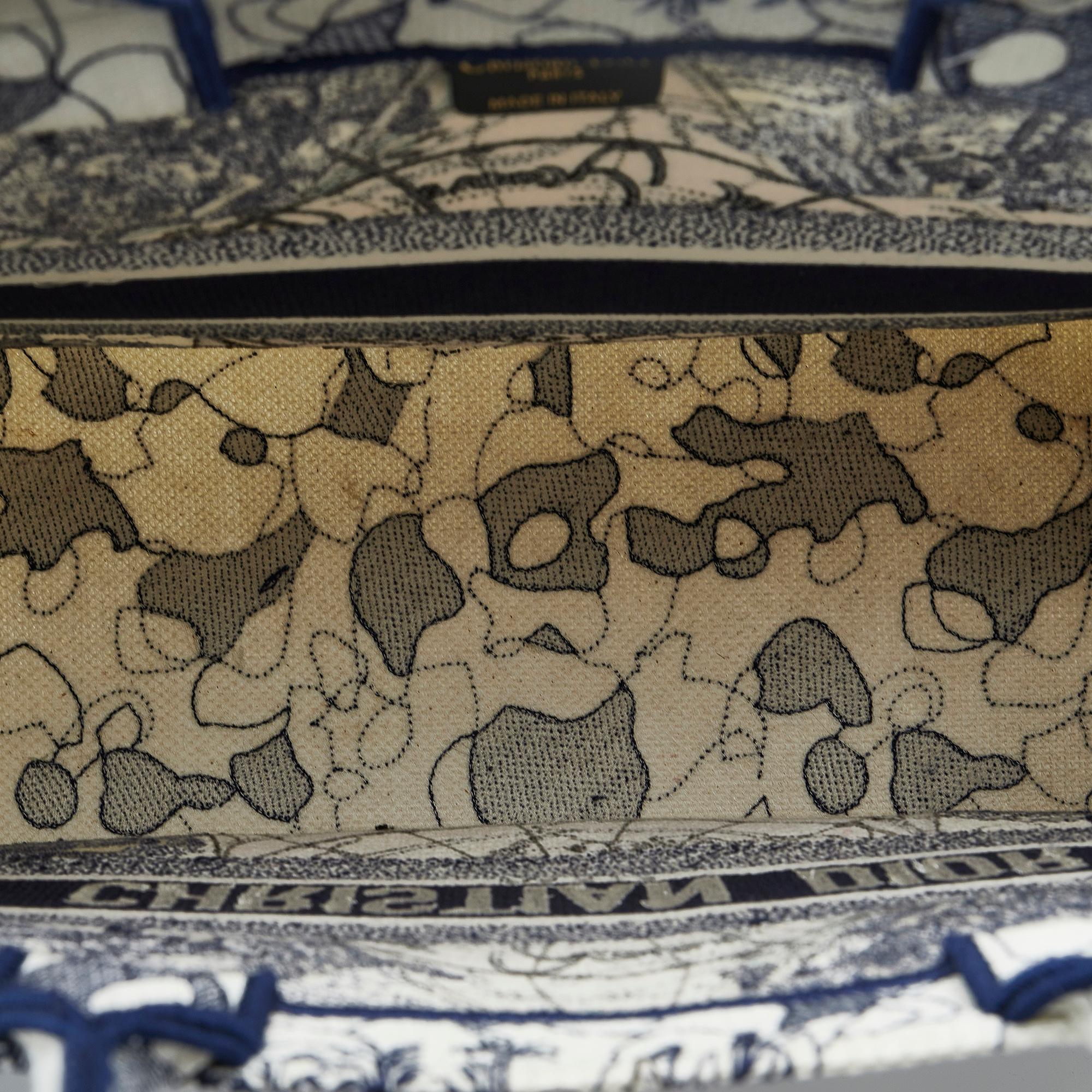 Dior Large Around The World Book Tote (SHG-kKGIUE)