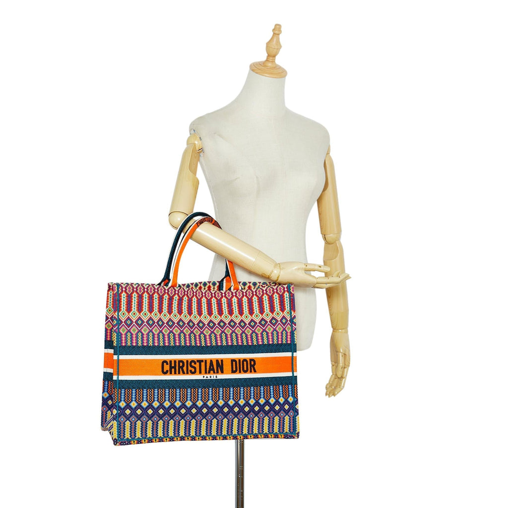 Dior Large Multicolor Embroidered Book Tote (SHG-GboZYw)