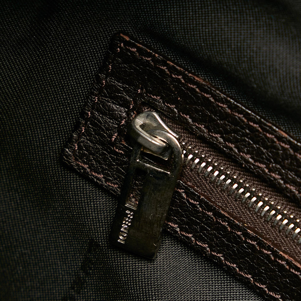 Fendi Oyster Shoulder Bag (SHG-DL89xb)