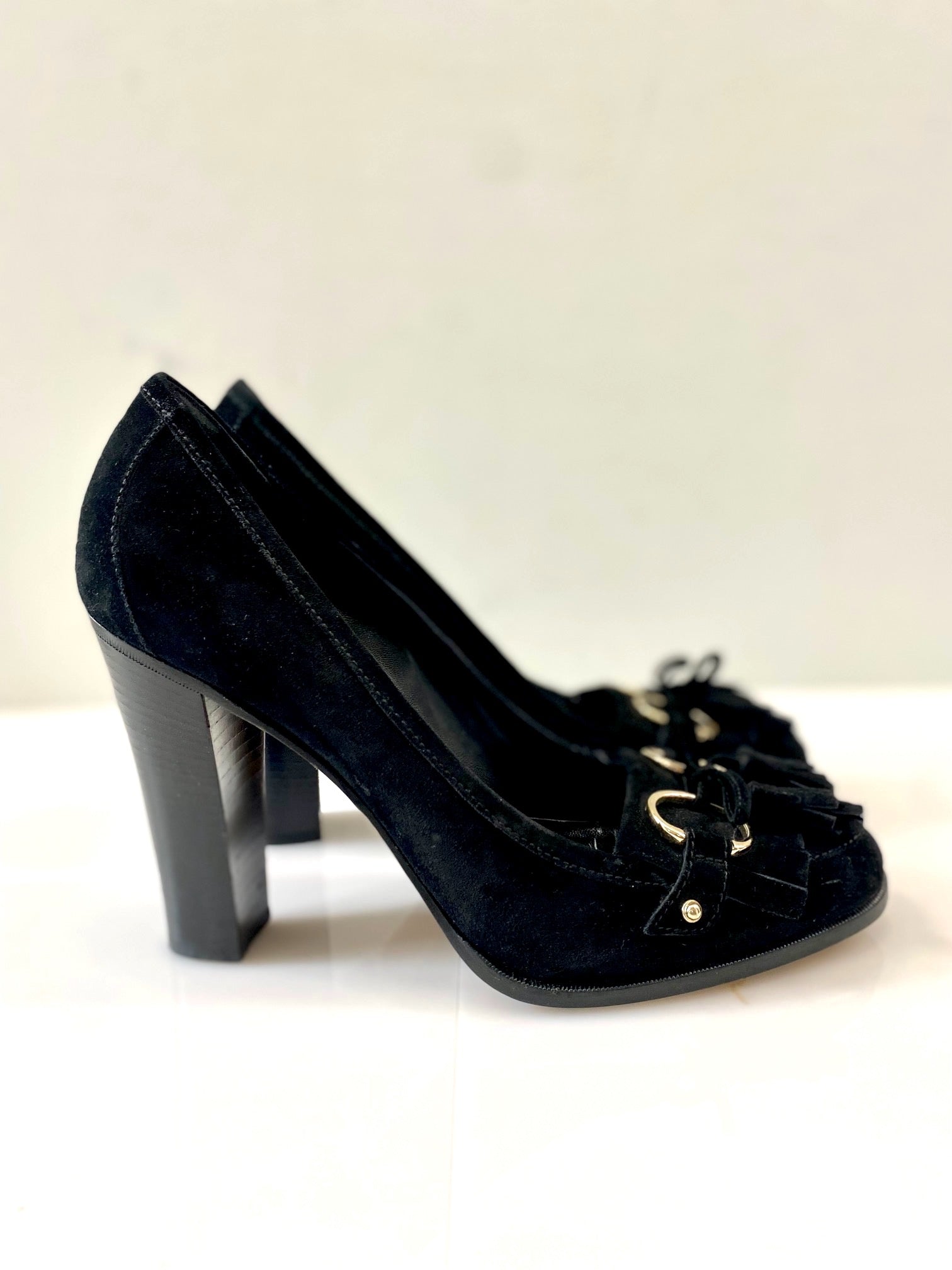 GUCCI SUEDE TASSELED FRINGE LOAFER PUMPS