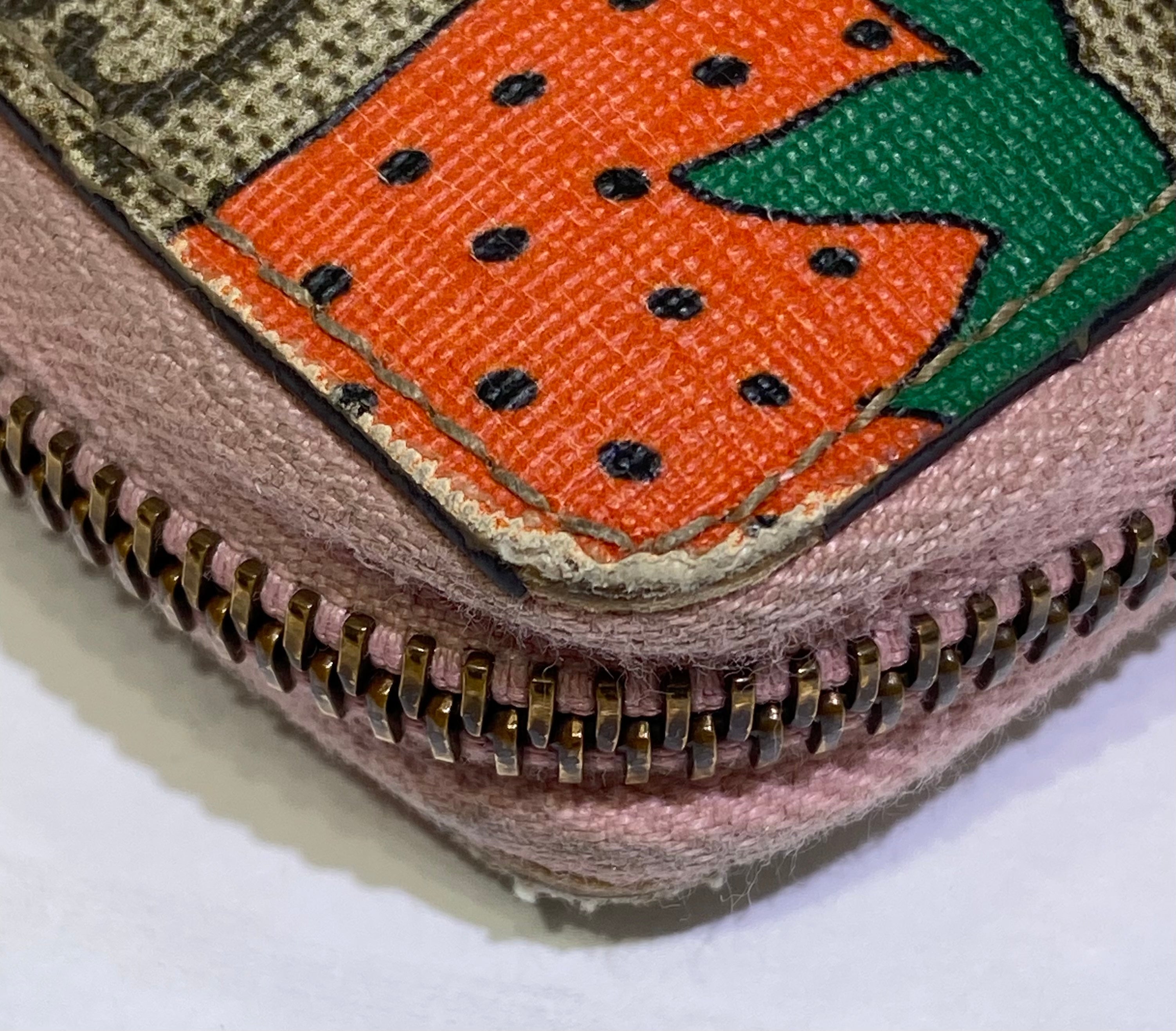 GUCCI GG SUPREME STRAWBERRY PRINTED ZIP-AROUND WALLET