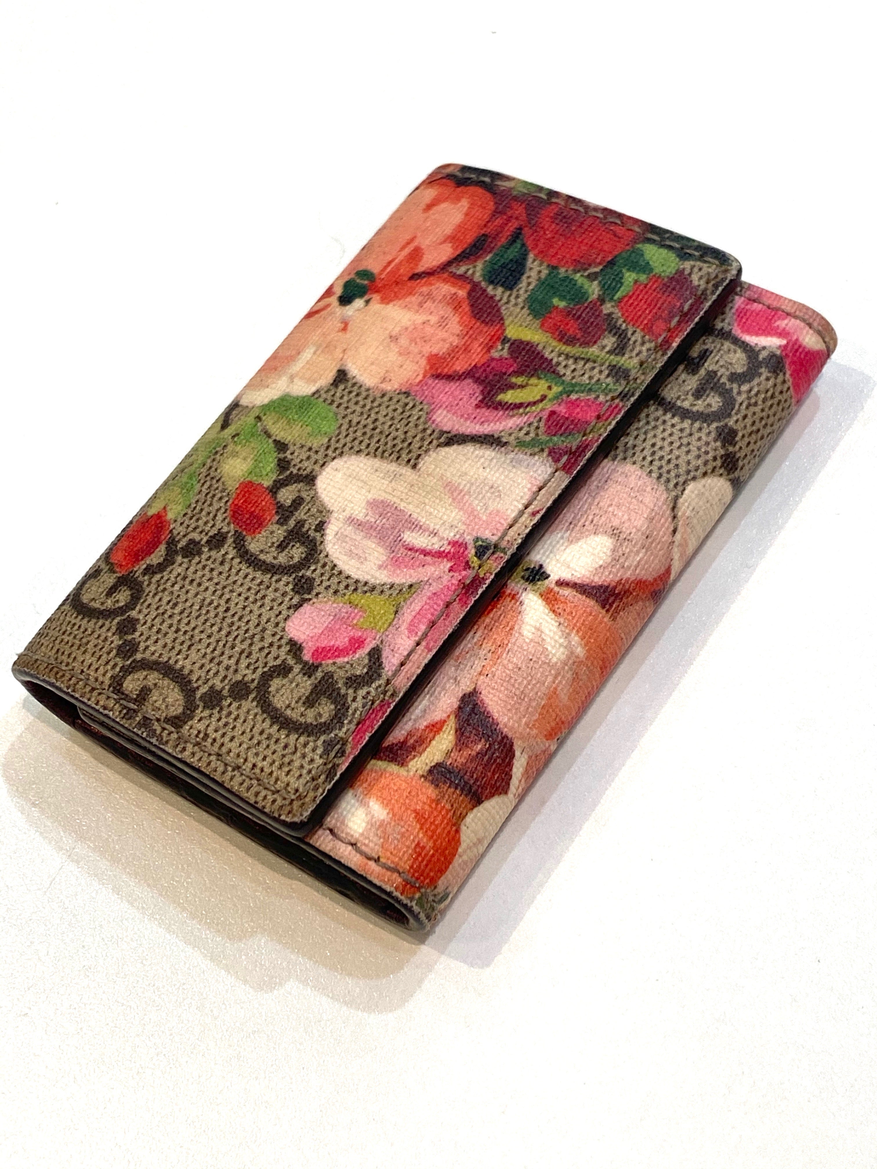 GUCCI GG SUPREME MONOGRAM BLOOMS SIX KEY HOLDER CASE IN DRY ROSE