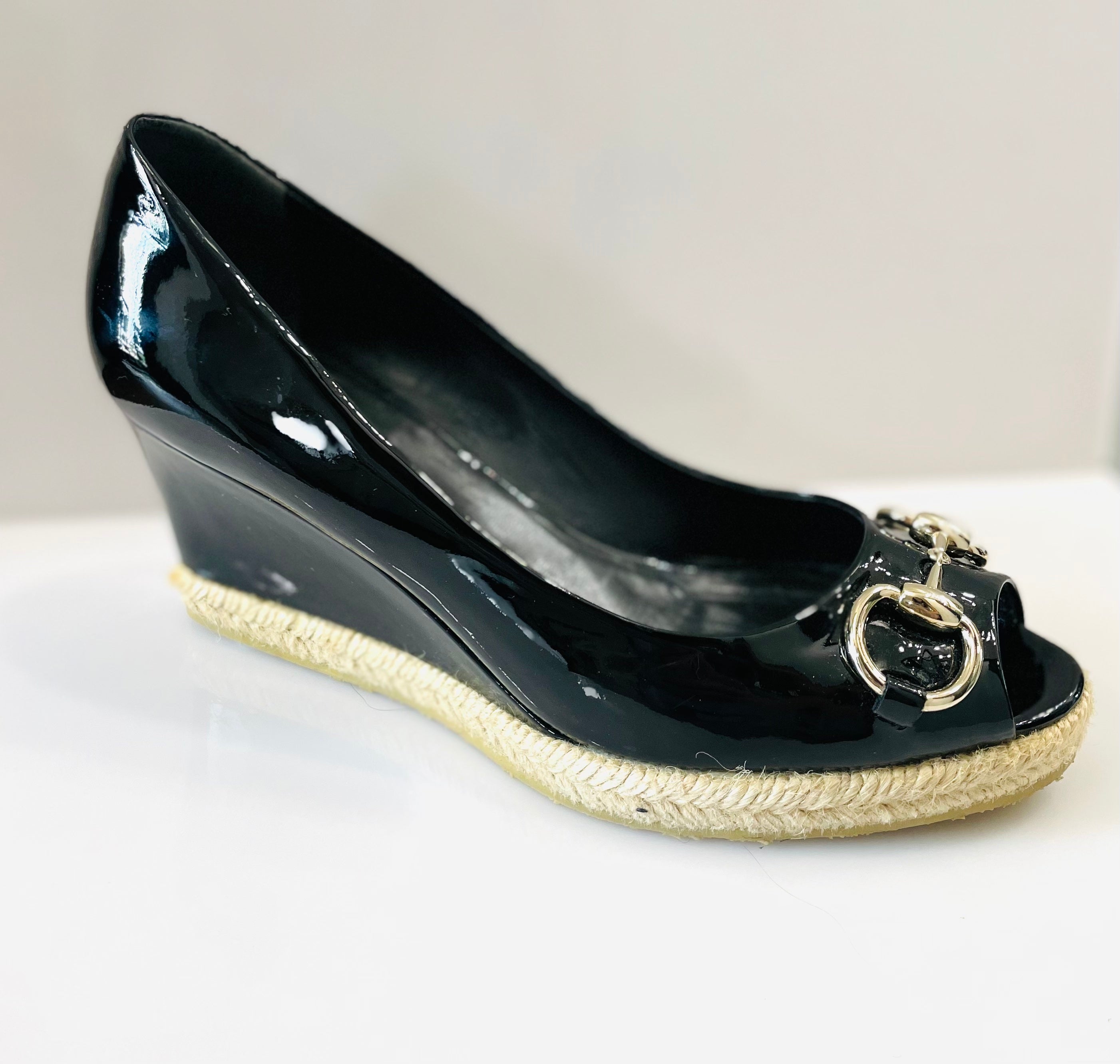 GUCCI PATENT LEATHER HORSEBIT PEEP TOE WEDGE HEEL PUMPS