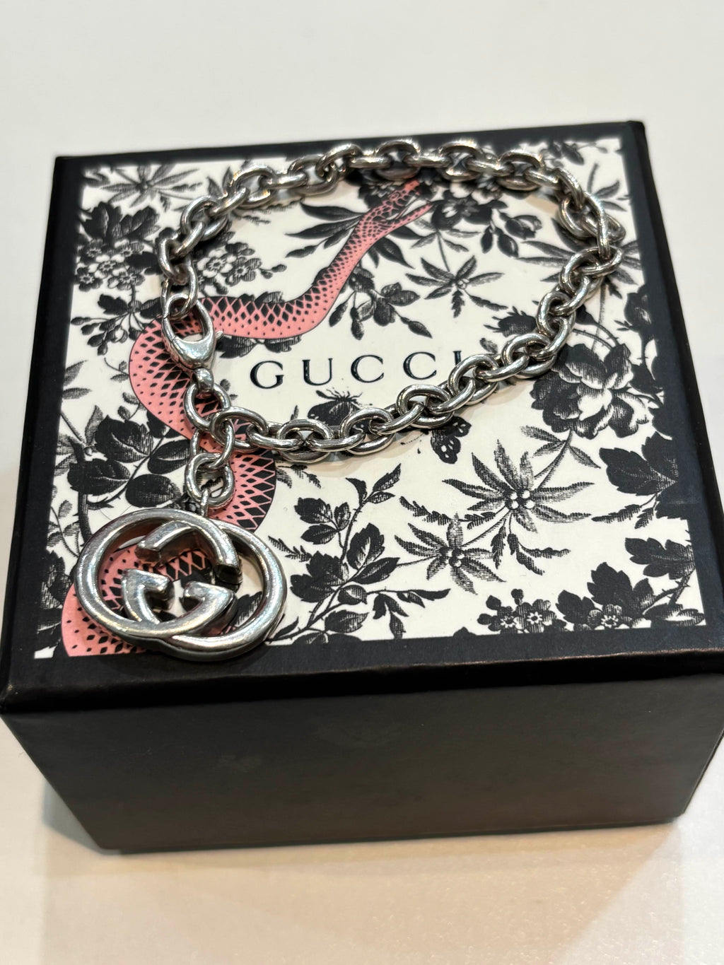GUCCI STERLING SILVER GG BRIT PENDANT BRACELET