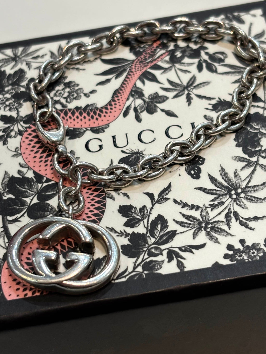 GUCCI STERLING SILVER GG BRIT PENDANT BRACELET