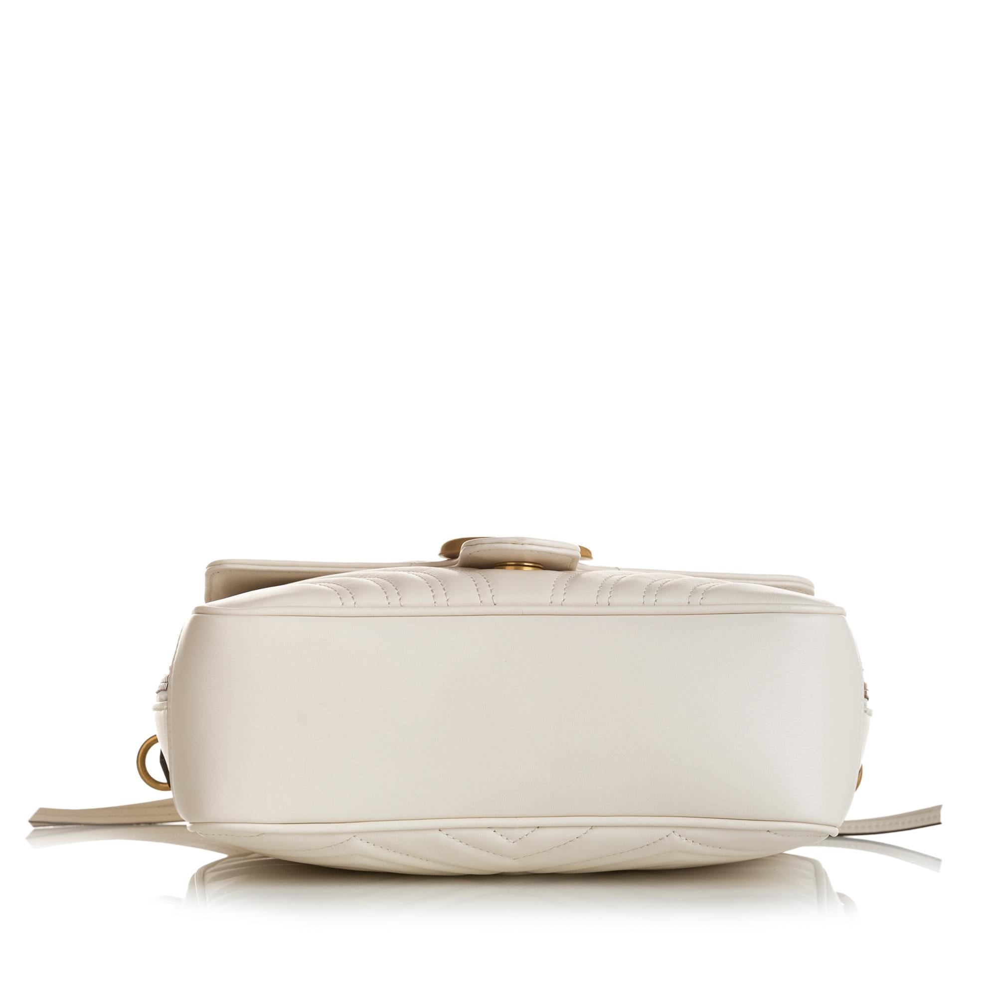 Gucci Small GG Marmont Matelasse Top Handle (SHG-puiWgw)