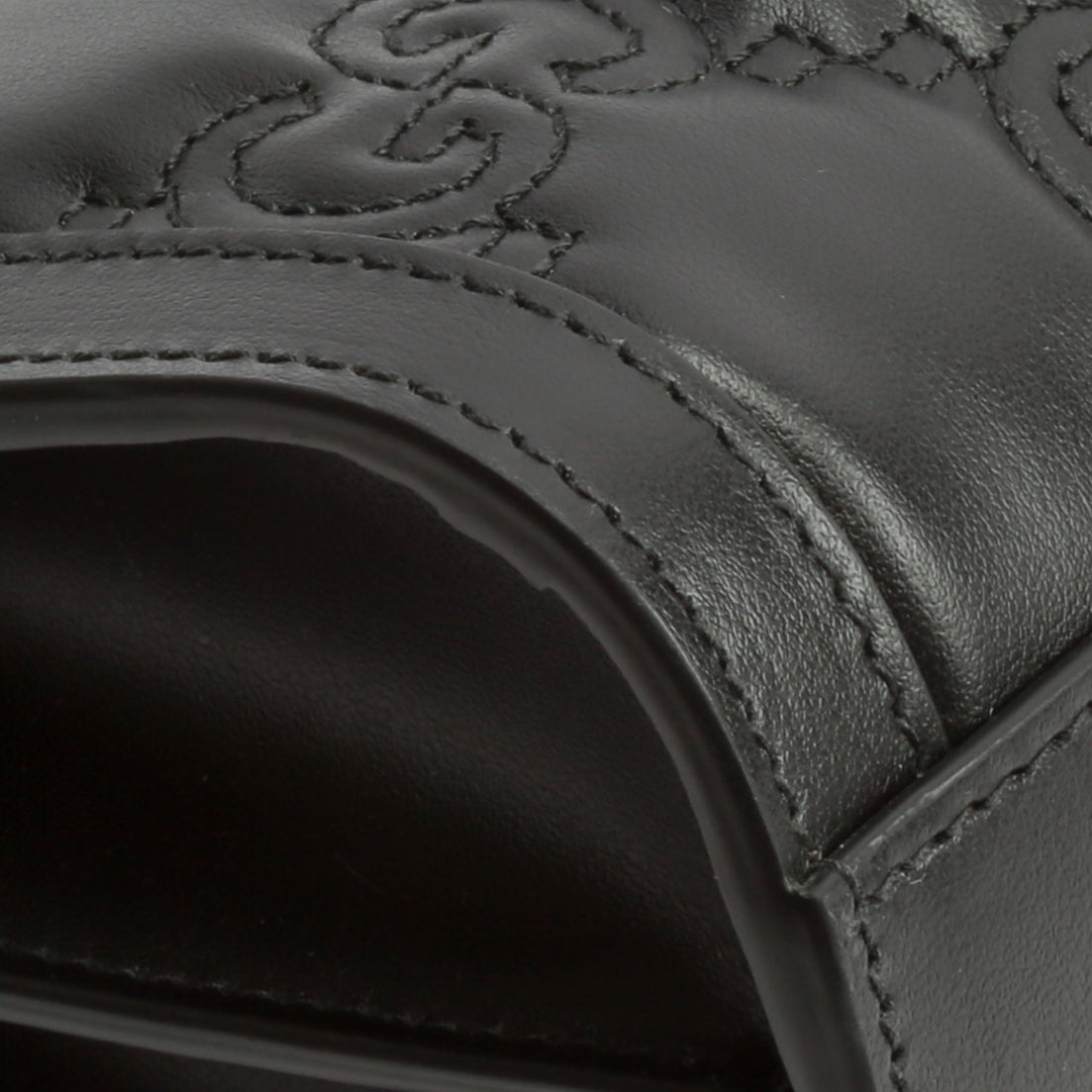 GUCCI GG Matelassé Small Clutch On Chain-Black