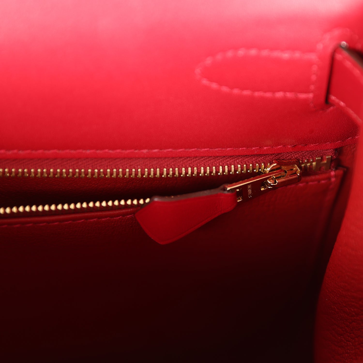 Pre-owned Hermes Kelly Sellier 28 Rouge Vif Tadelakt Gold Hardware