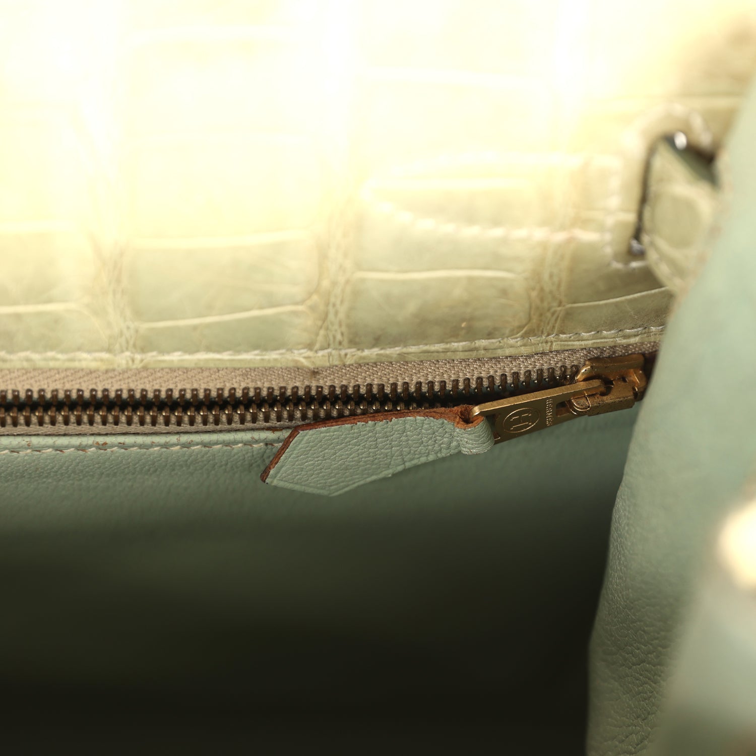 New Hermes Kelly Sellier 28 Vert Celadon Natura Shiny Alligator Gold Hardware