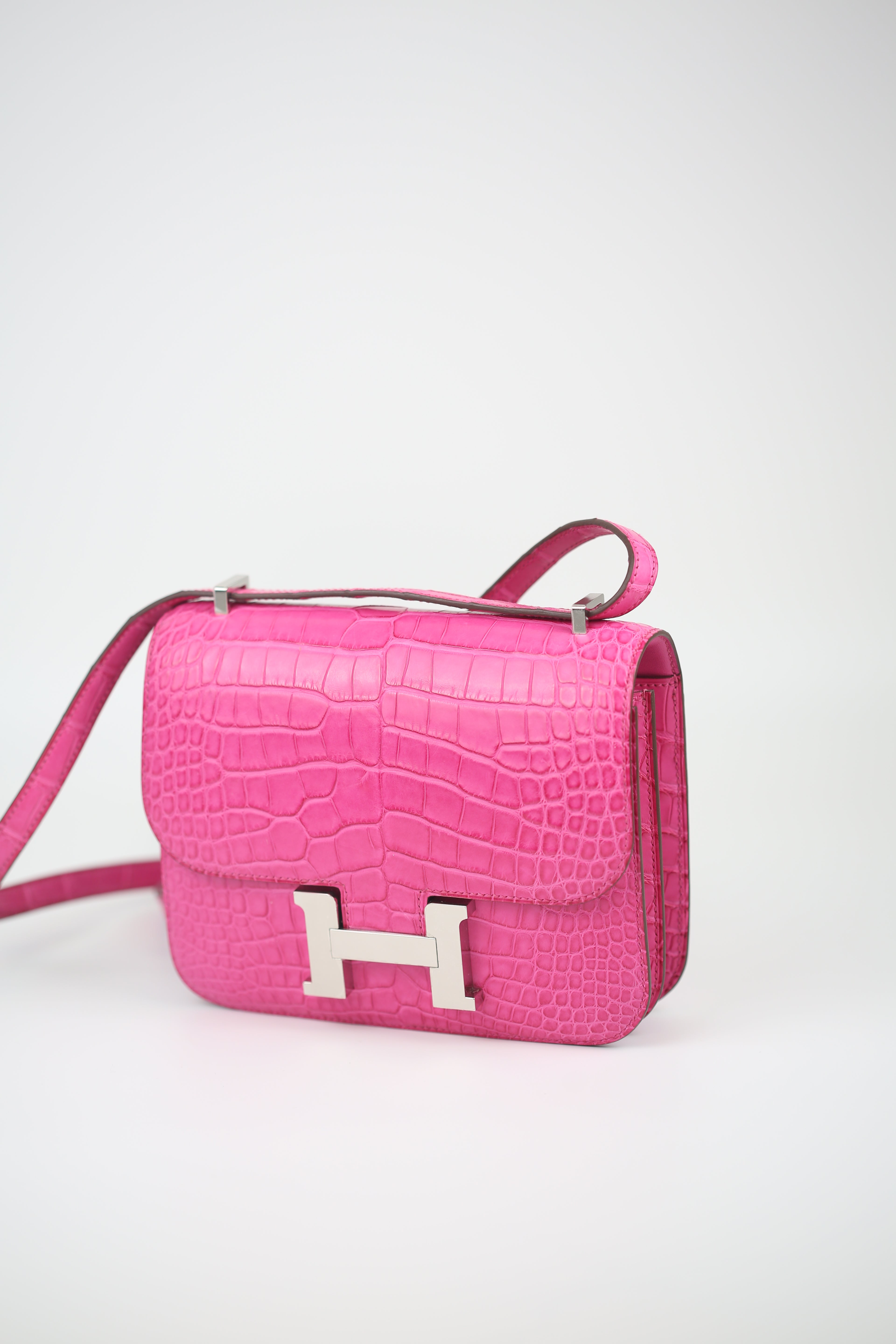 HERMÈSAlligator Constance 18 Rose Tyrien