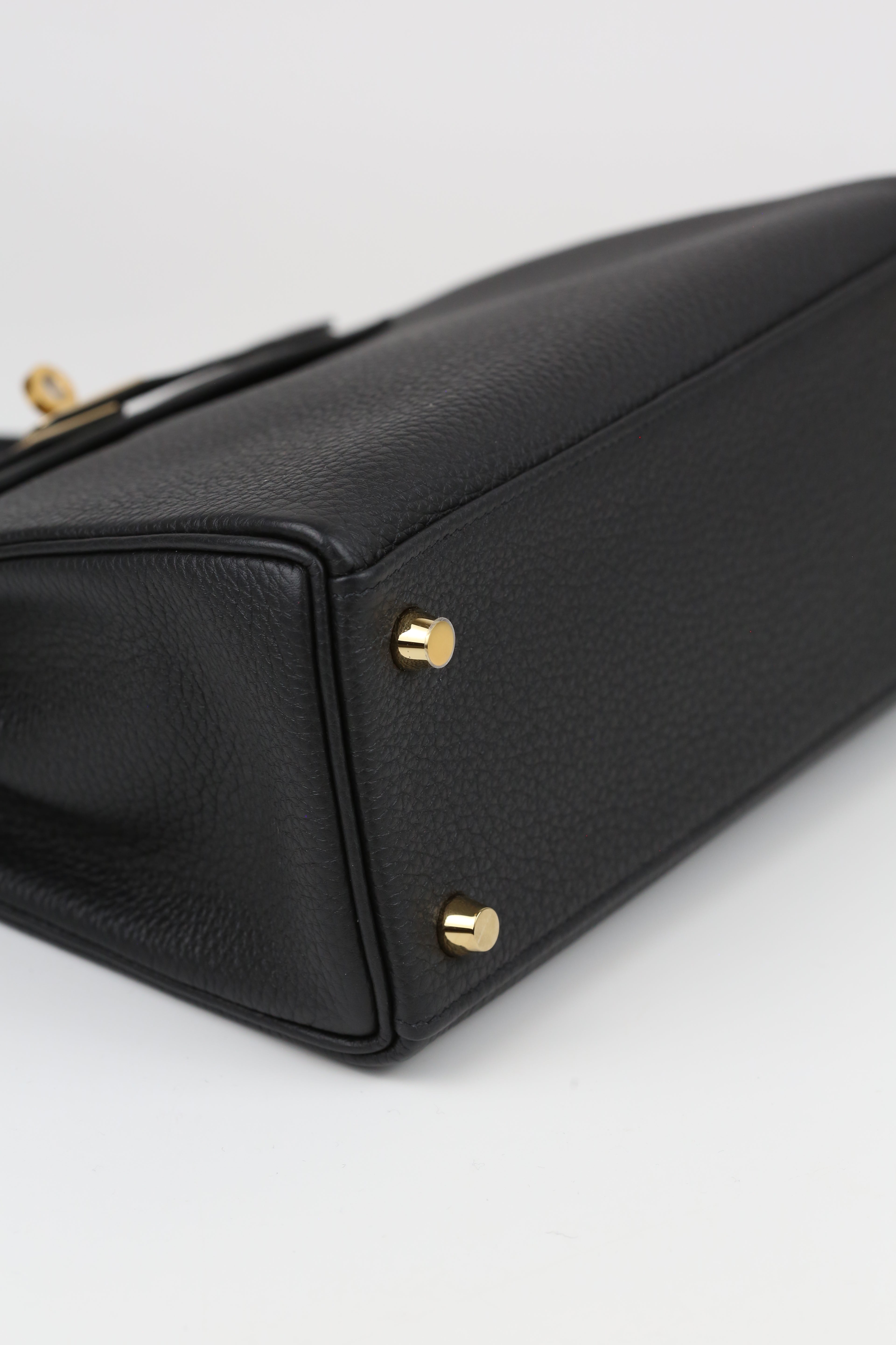HERMÈS Kelly 25 Noir Gold