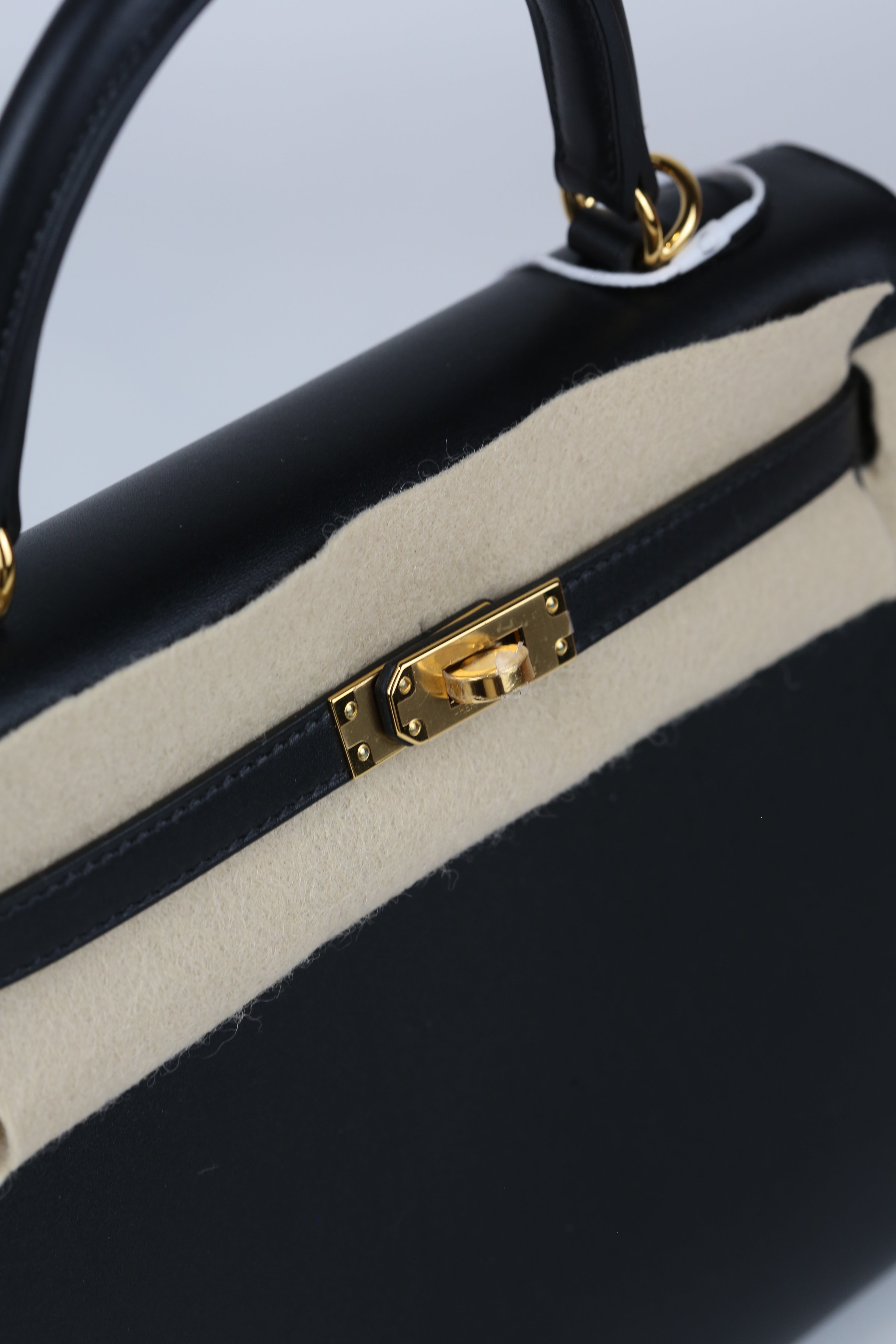 HERMÈS Kelly 25 Noir Tadelakt