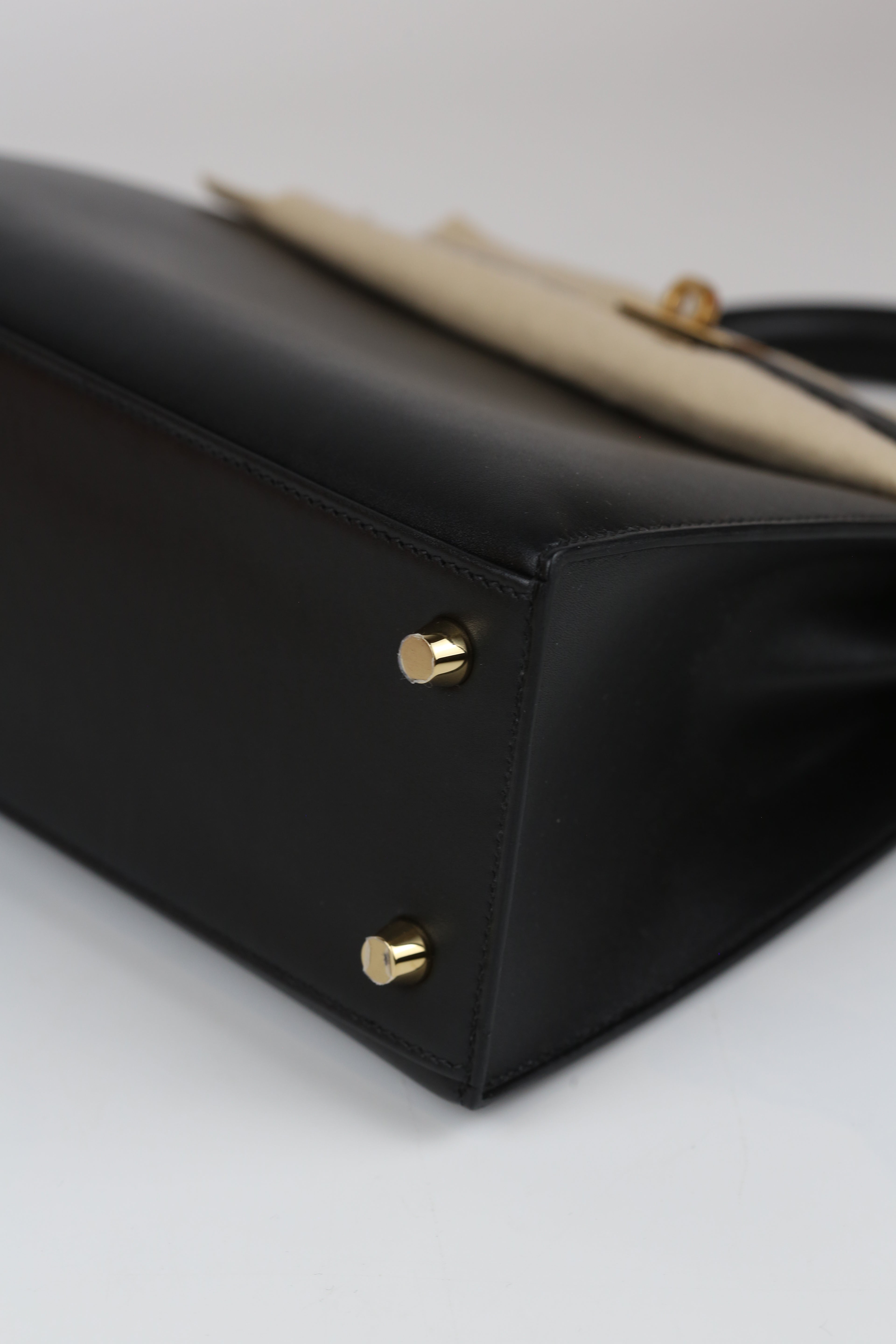 HERMÈS Kelly 25 Noir Tadelakt