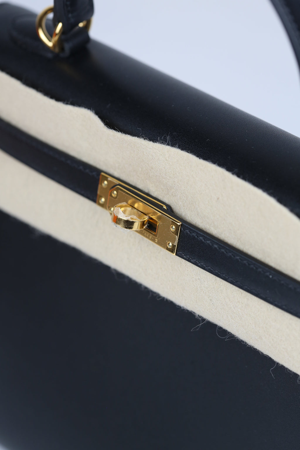 HERMÈS Kelly 25 Noir Gold Tadelakt