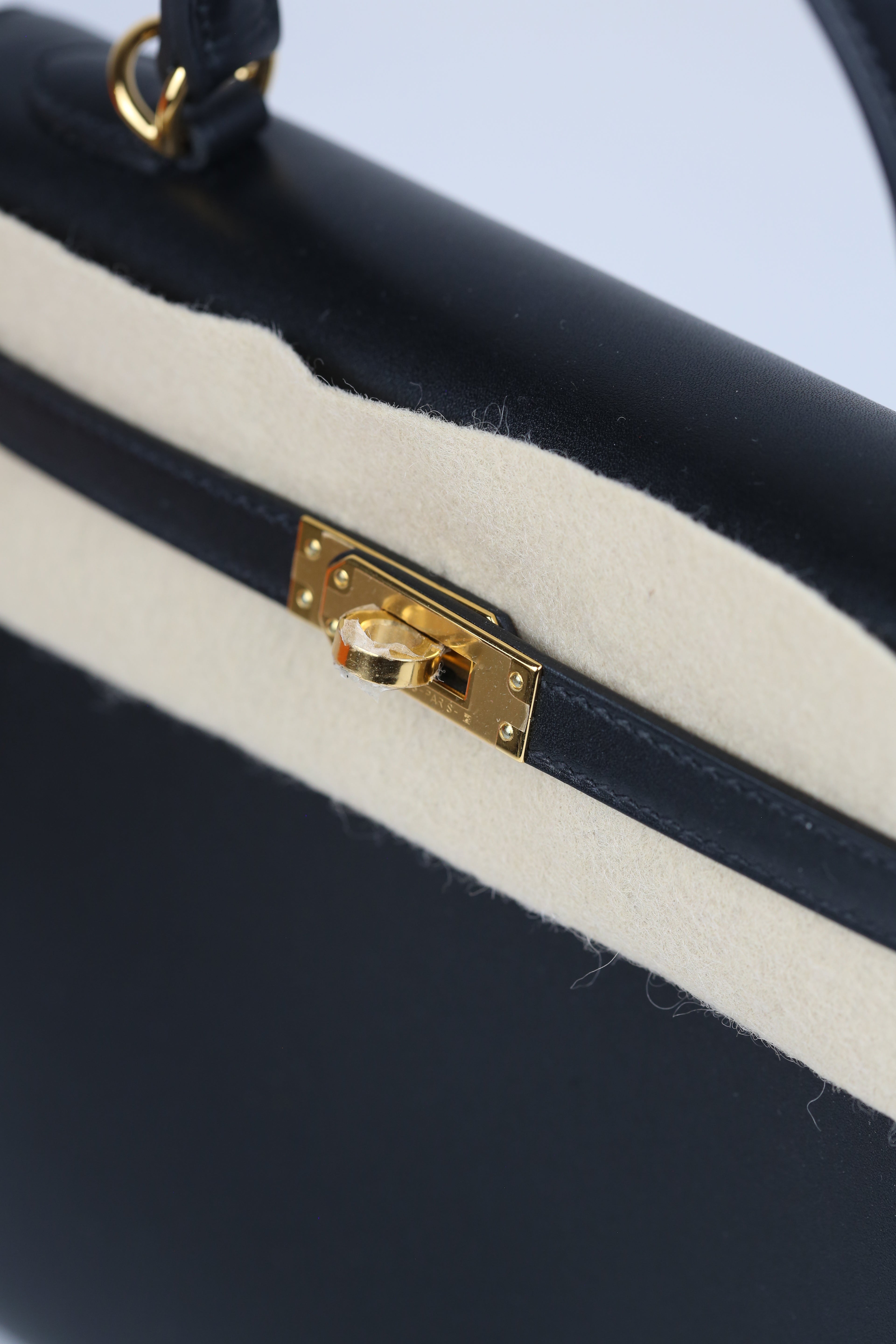 HERMÈS Kelly 25 Noir Gold Tadelakt