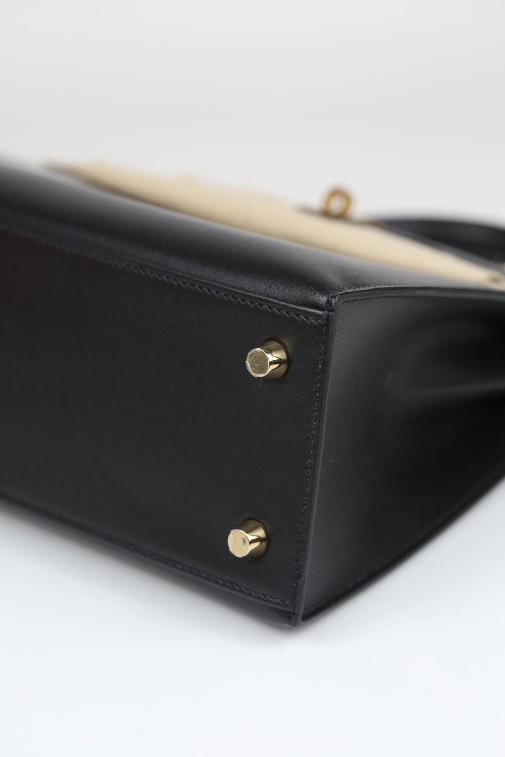 HERMÈS Kelly 25 Noir Gold Tadelakt