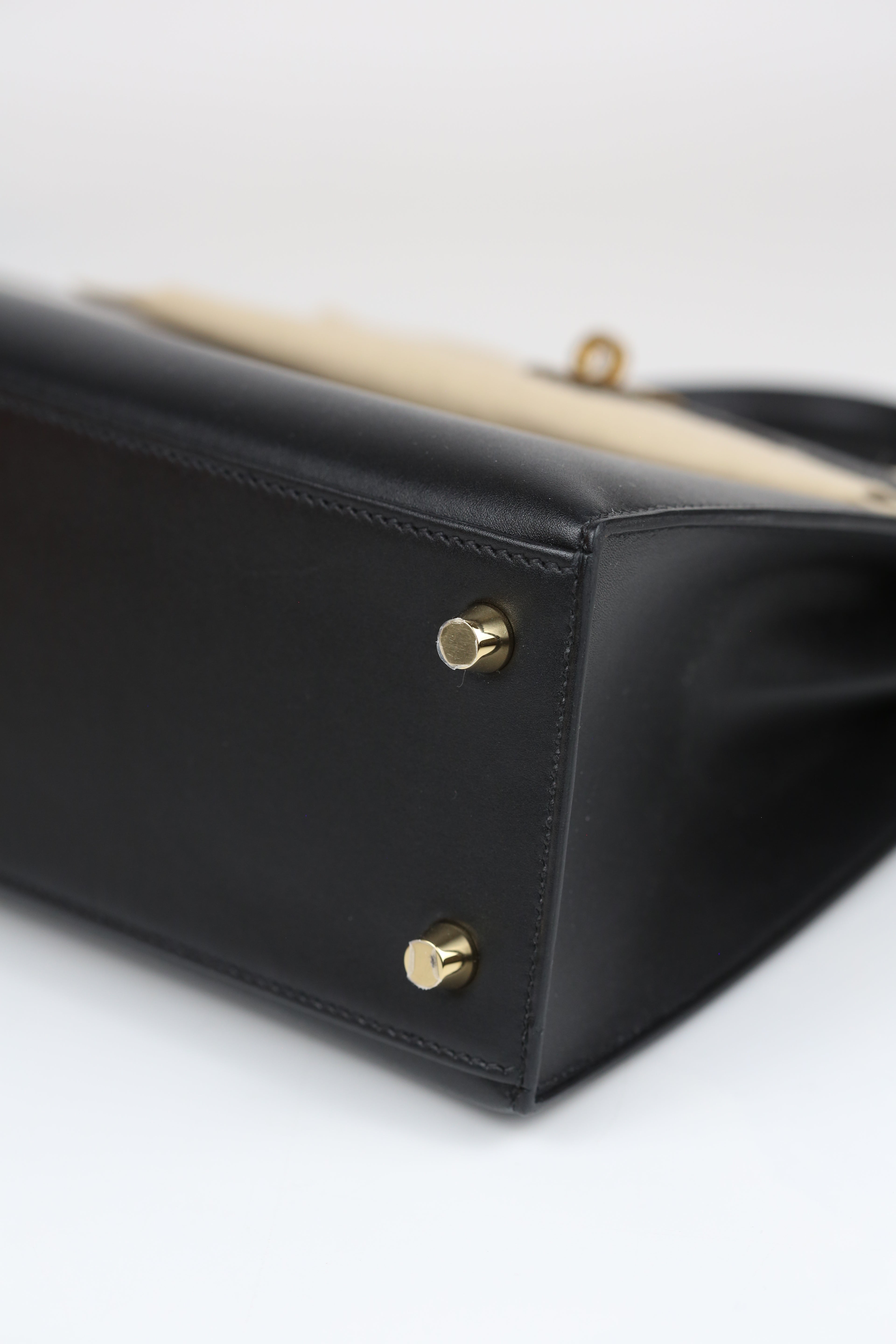 HERMÈS Kelly 25 Noir Gold Tadelakt