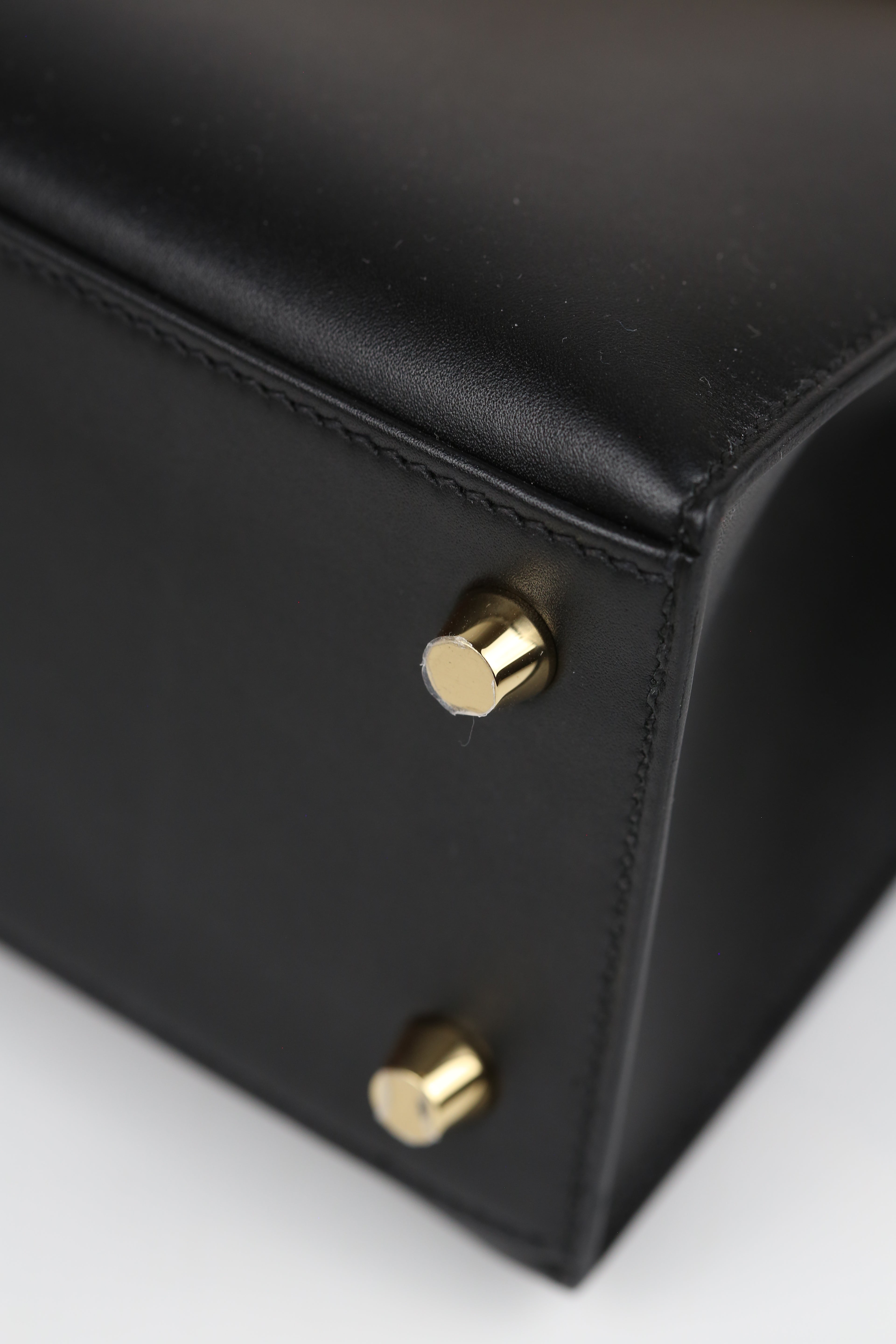 HERMÈS Kelly 25 Noir Gold Tadelakt