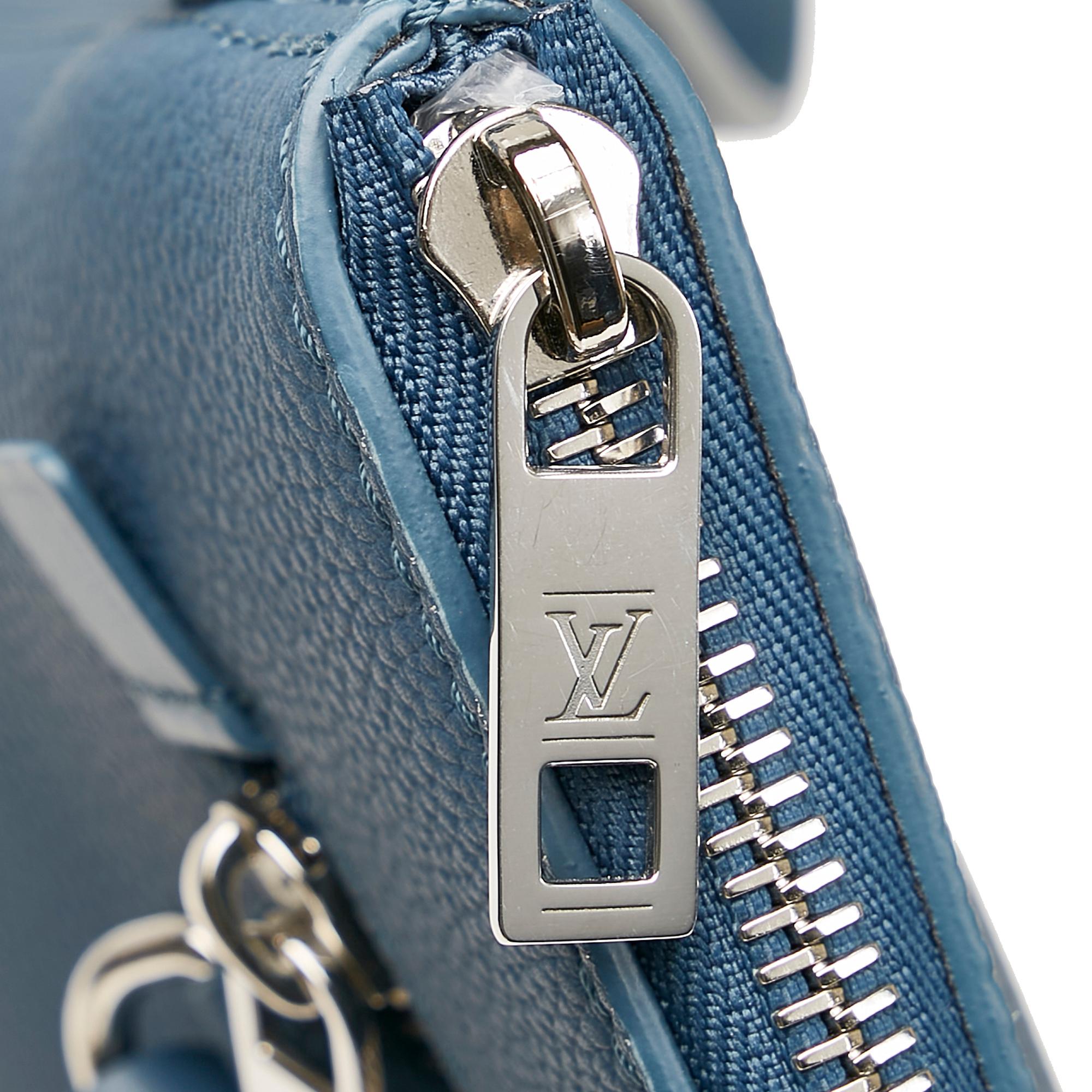 Louis Vuitton Aerogram Takeoff Pouch (SHG-LRD3bY)
