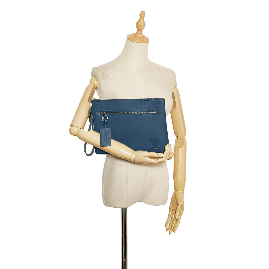 Louis Vuitton Aerogram Takeoff Pouch (SHG-LRD3bY)