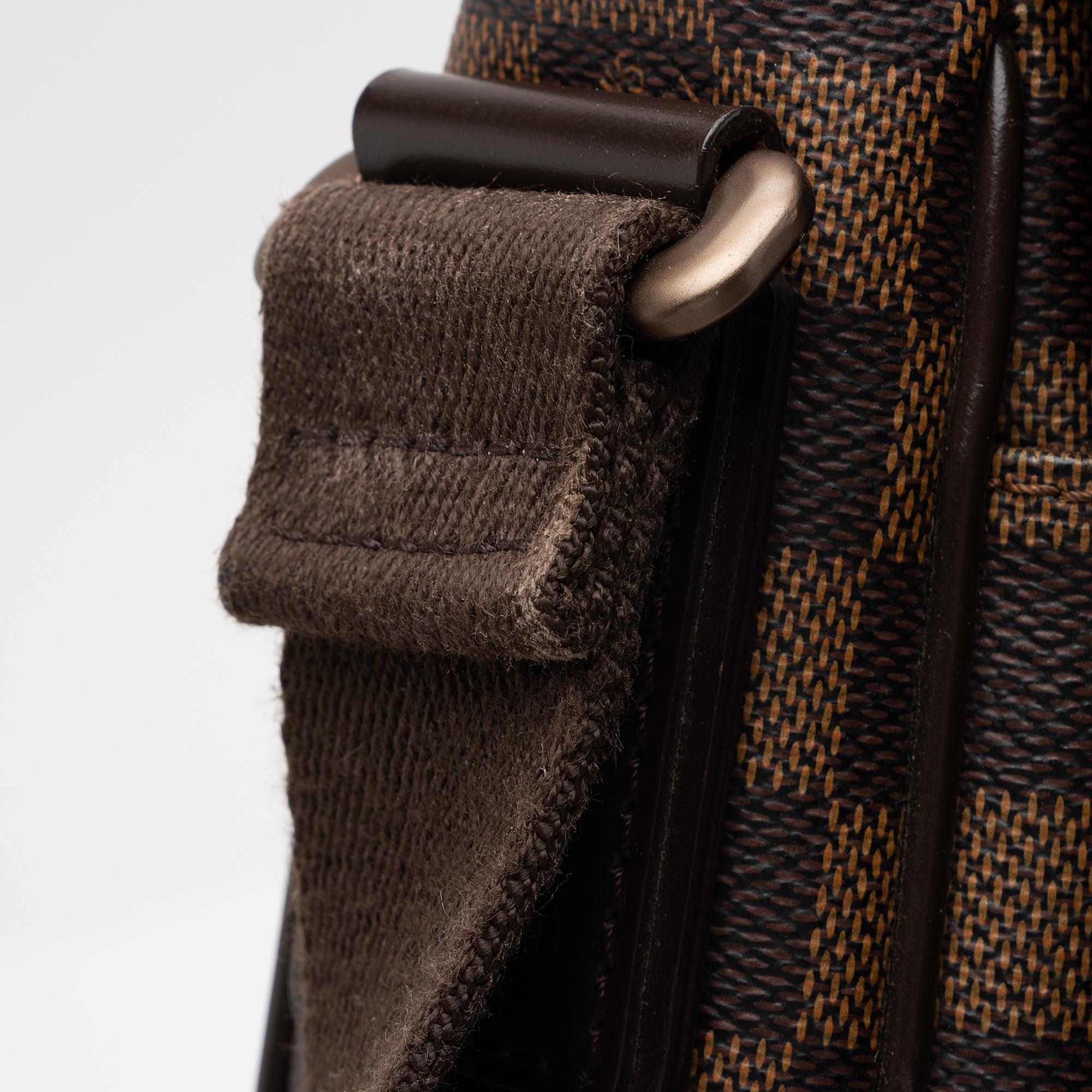 Louis Vuitton Damier Ebene District MM Messenger Bag (SHF-i4IBEL)
