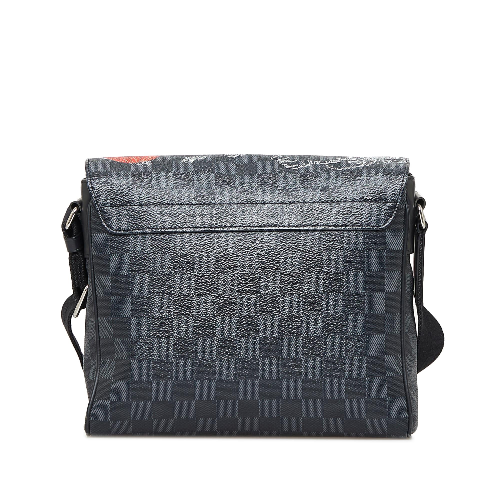 Louis Vuitton Damier Graphite Maps District Messenger PM (SHG-hww2u4)