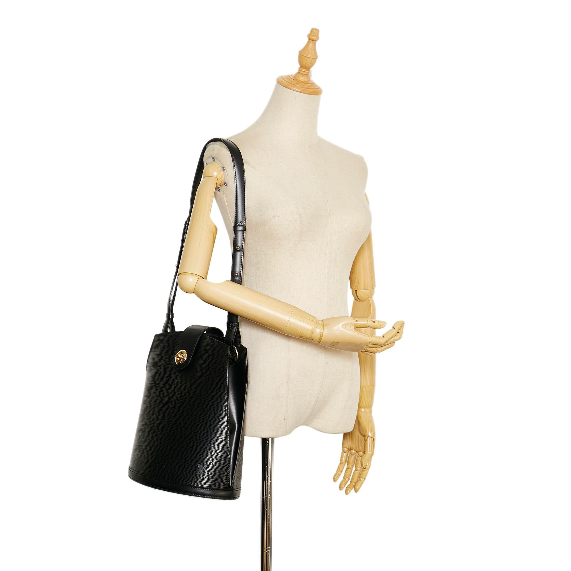 Louis Vuitton Epi Cluny (SHG-35907)
