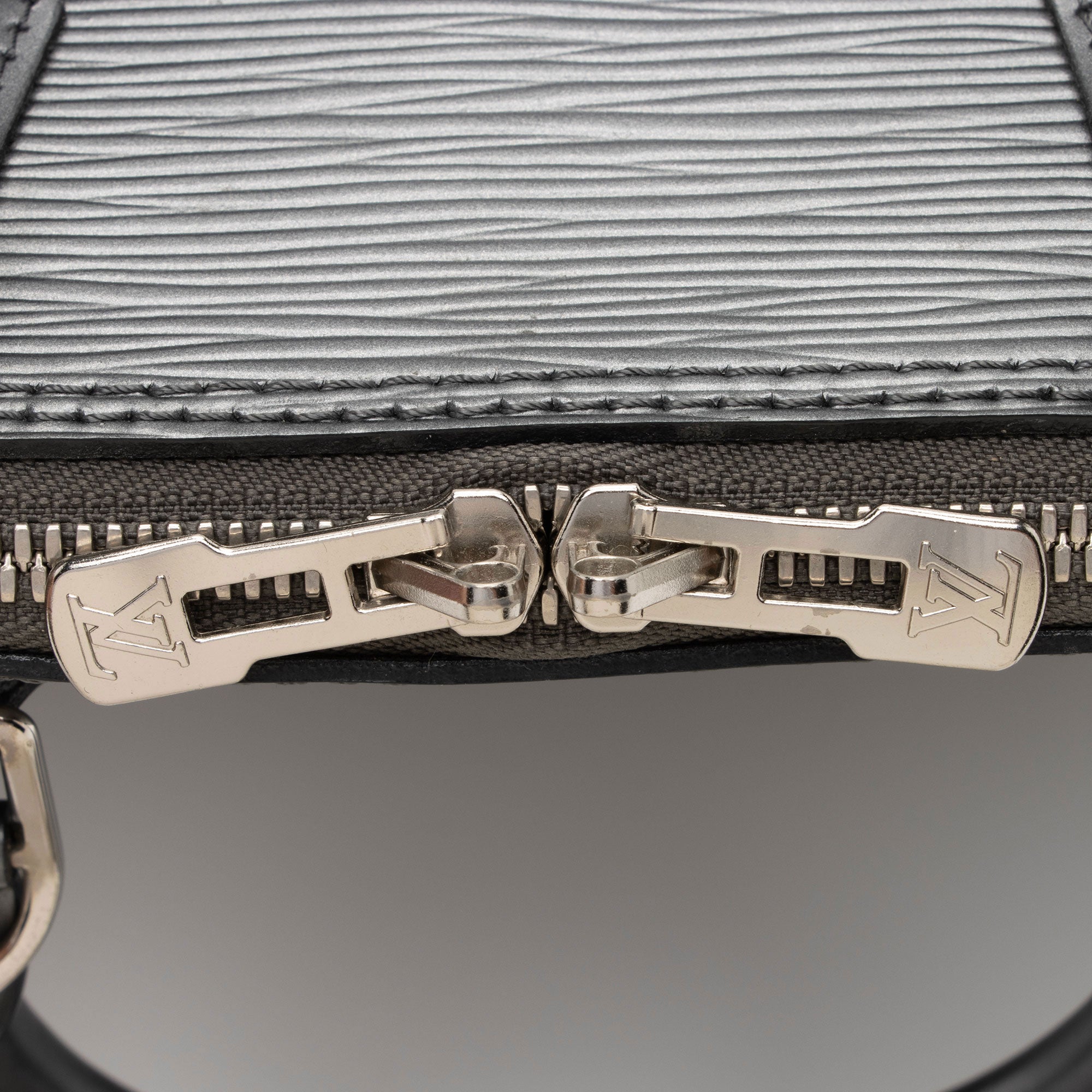Louis Vuitton Epi Leather Alma PM Satchel (SHF-3EIVvU)