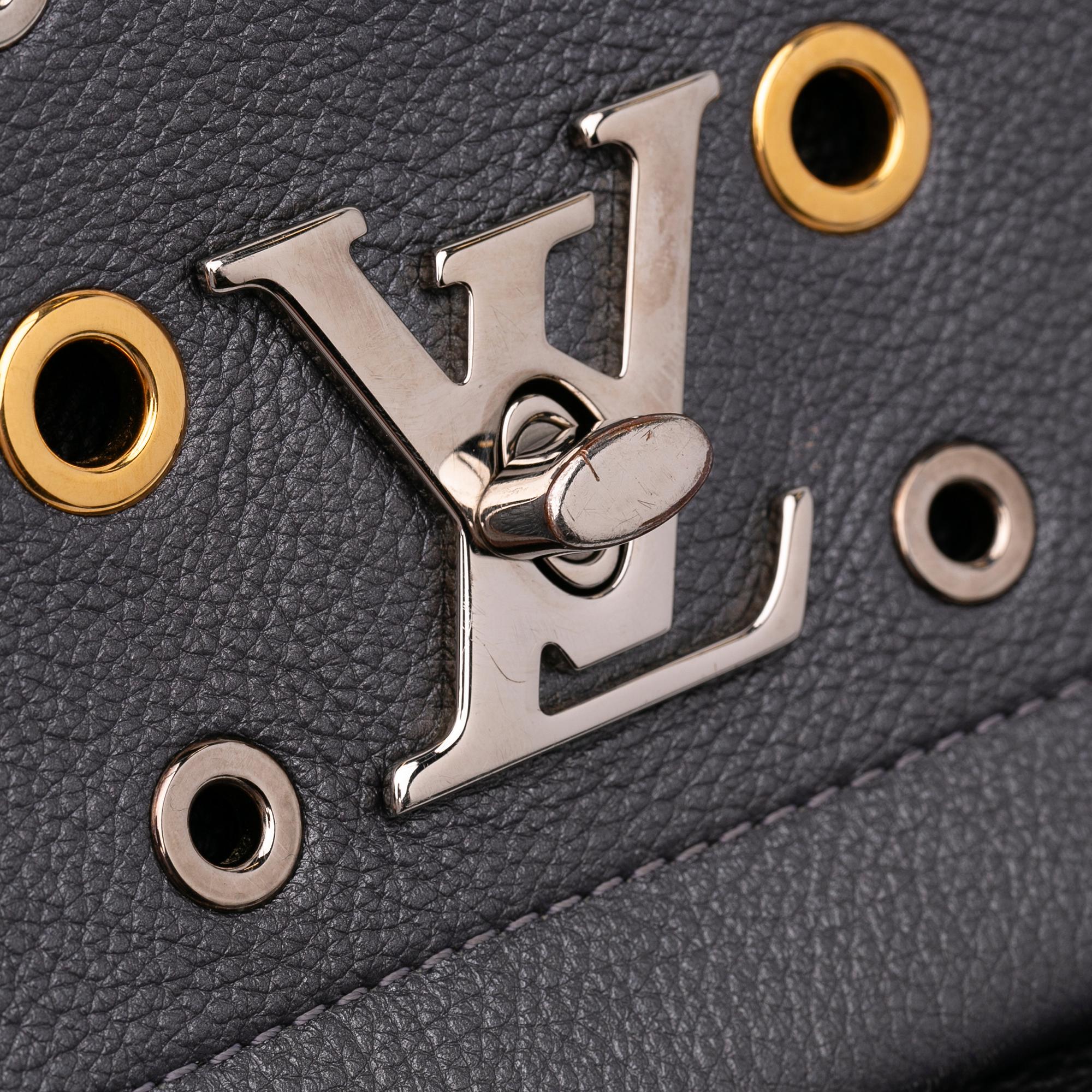 Louis Vuitton Eyelet LockMe II BB (SHG-hm4yM3)