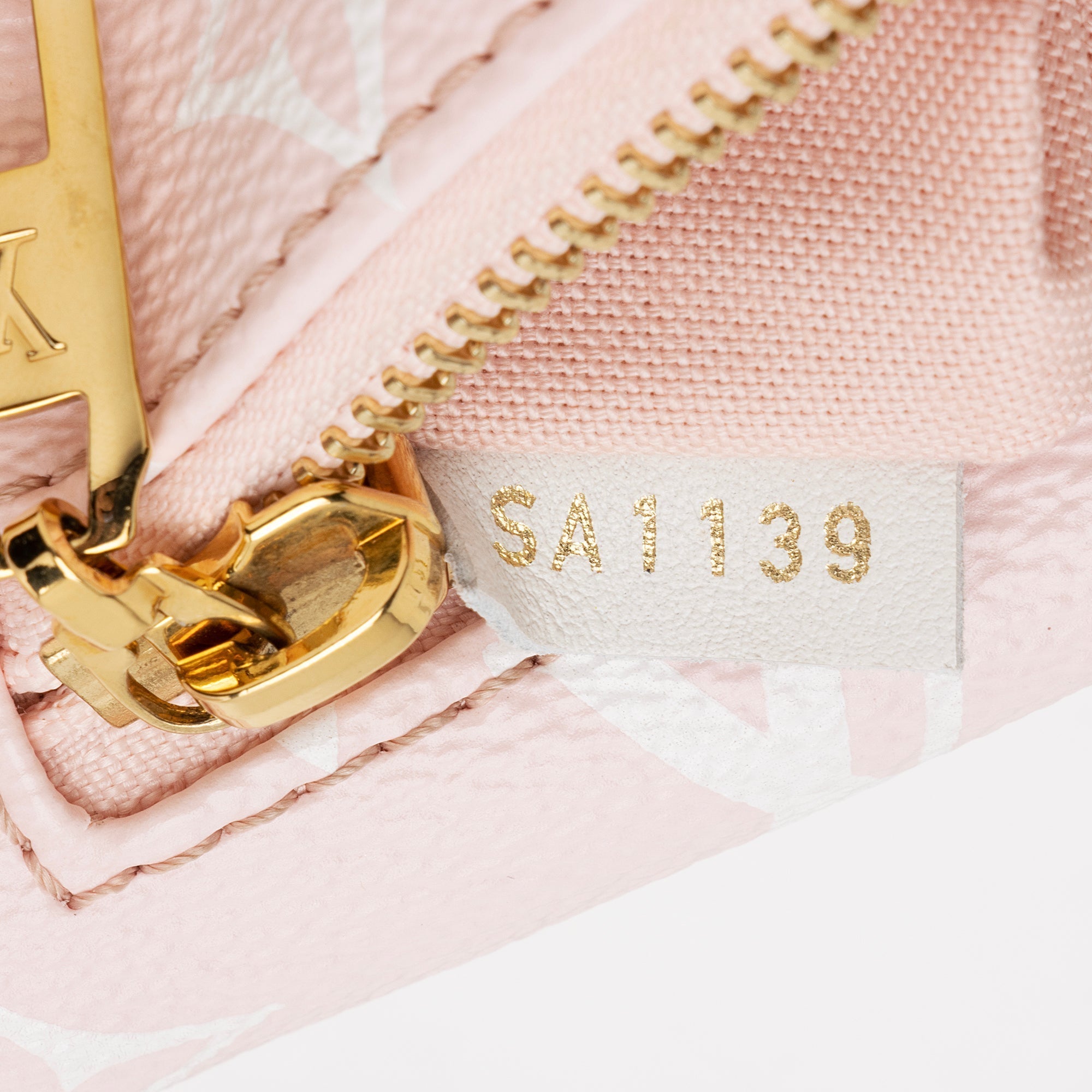 Louis Vuitton Giant Monogram Canvas Bumbag (SHF-22487)