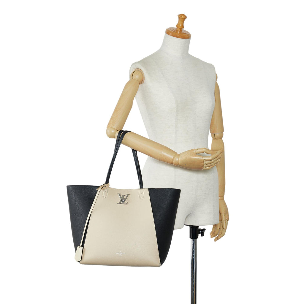 Louis Vuitton LockMe Cabas (SHG-PlK63k)