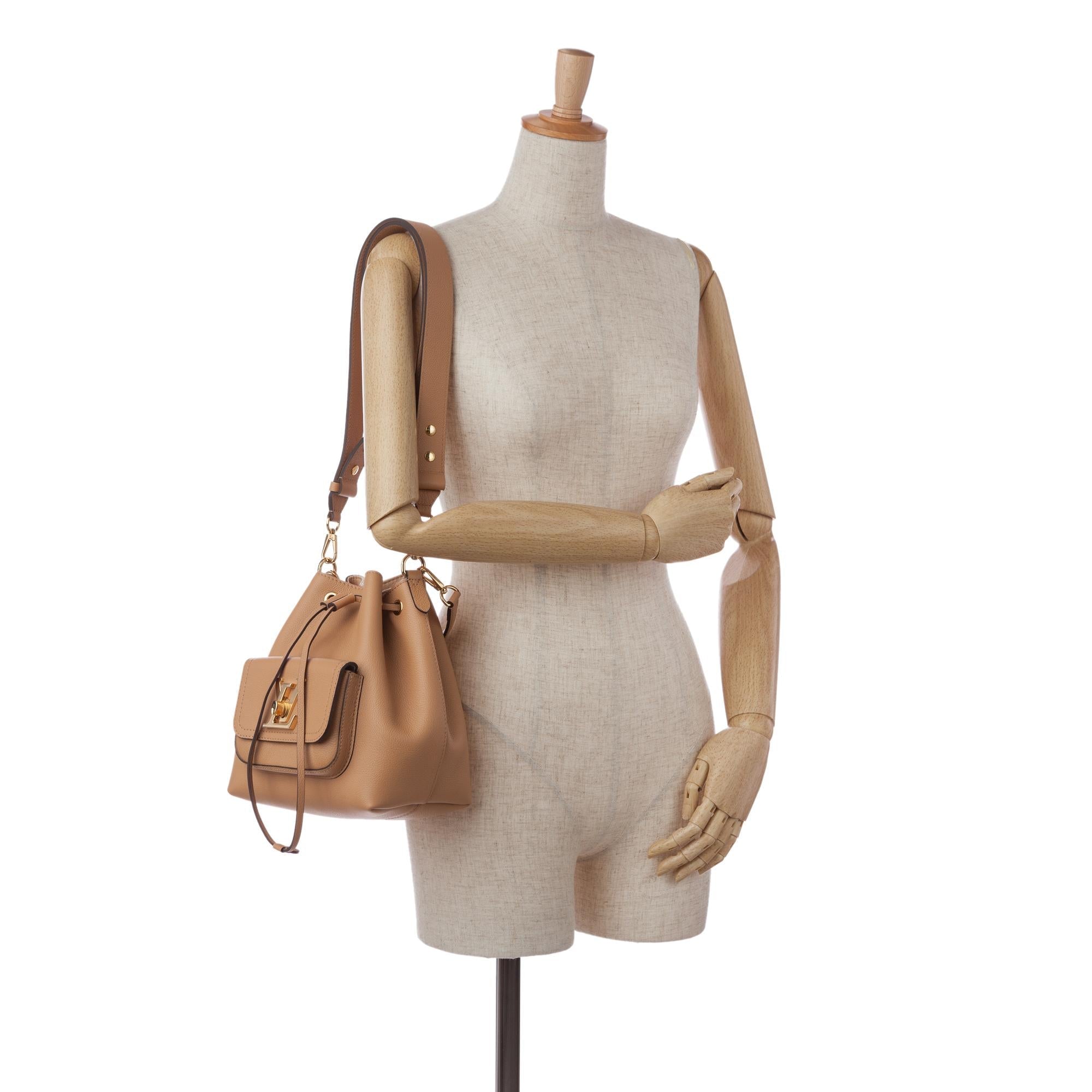 Louis Vuitton Lockme Bucket MM (SHG-aHcs25)