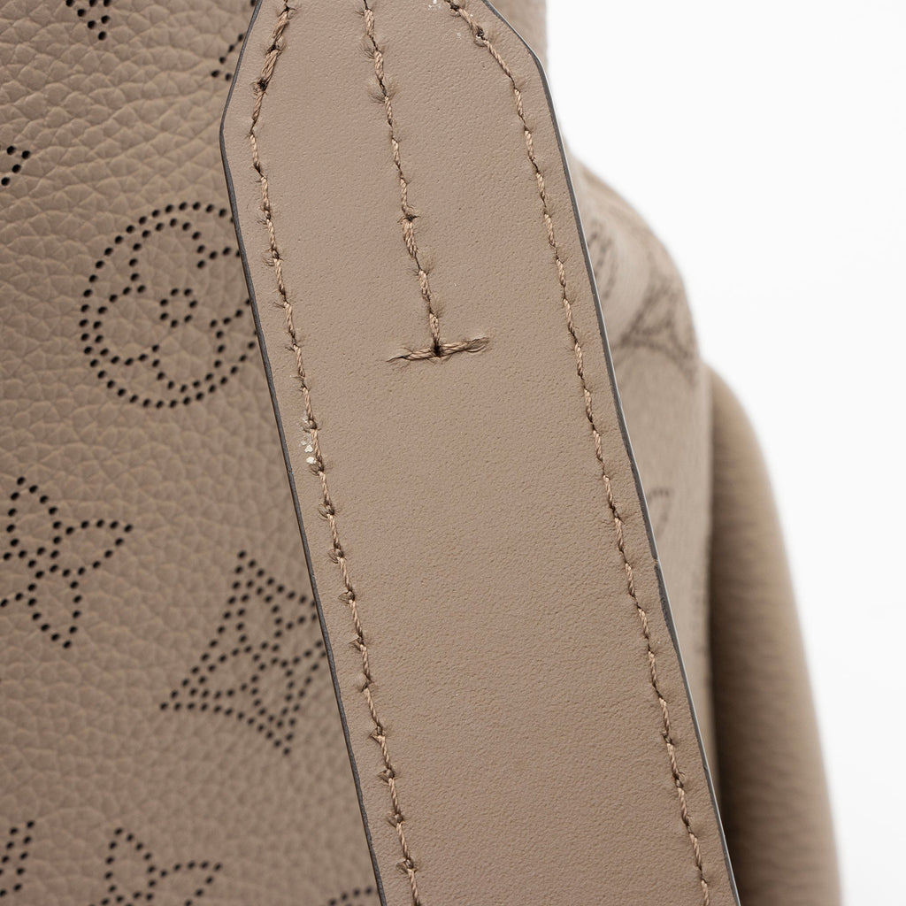 Louis Vuitton Mahina Leather Beaubourg MM Hobo (SHF-MAmhQi)