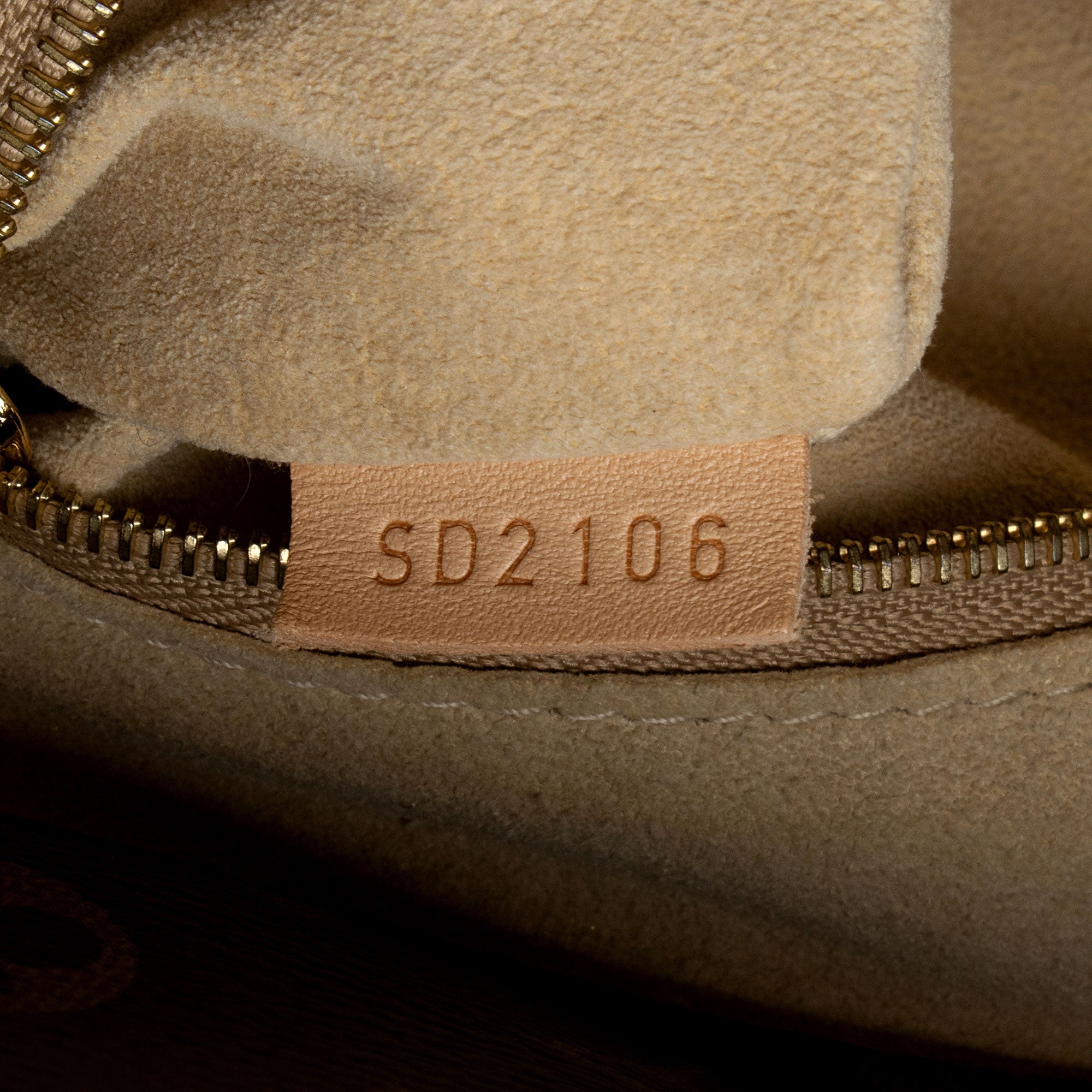 Louis Vuitton Monogram Canvas Artsy MM Shoulder Bag (SHF-RXUc2v)