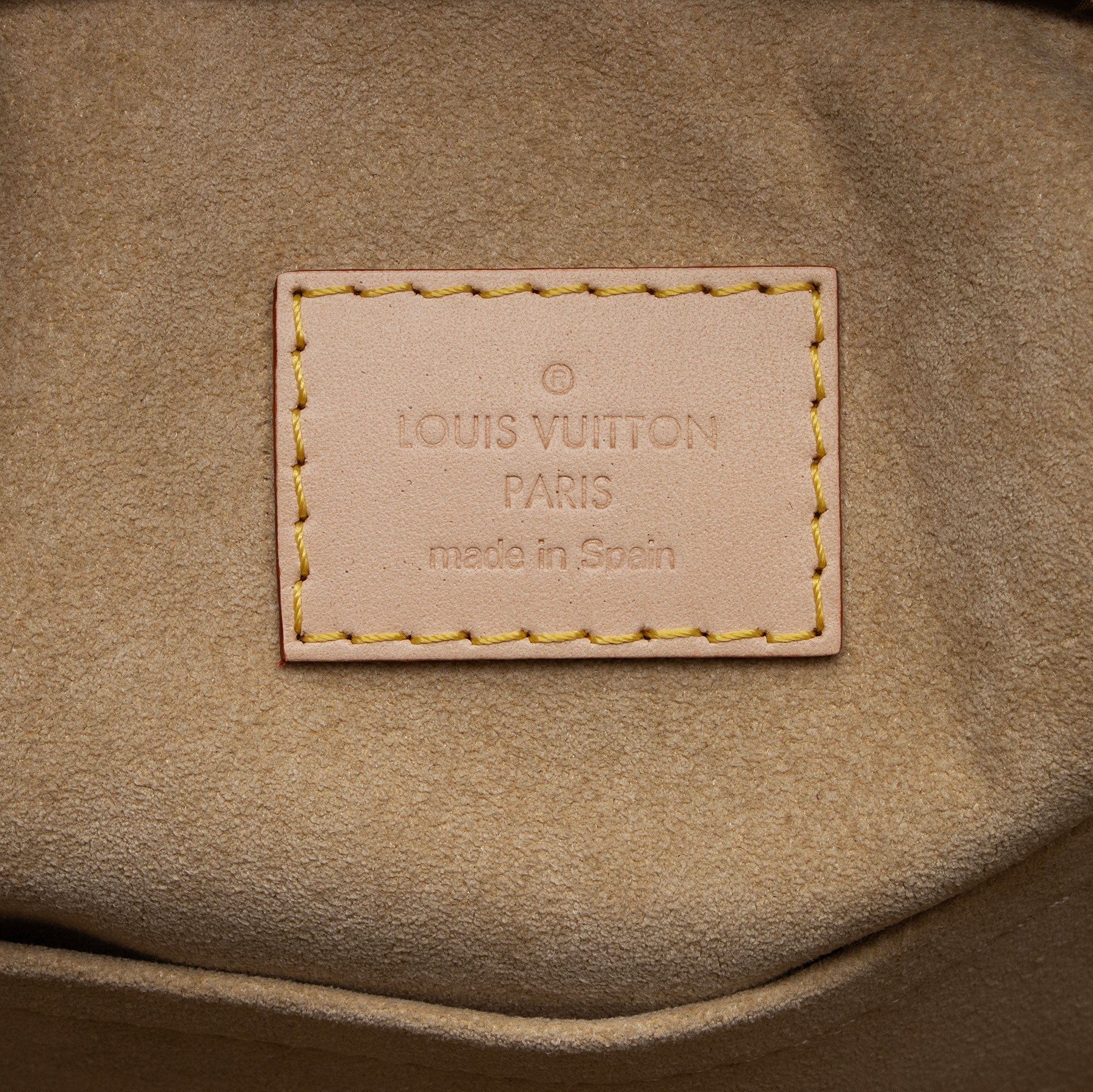 Louis Vuitton Monogram Canvas Artsy MM Shoulder Bag (SHF-pQrBmv)