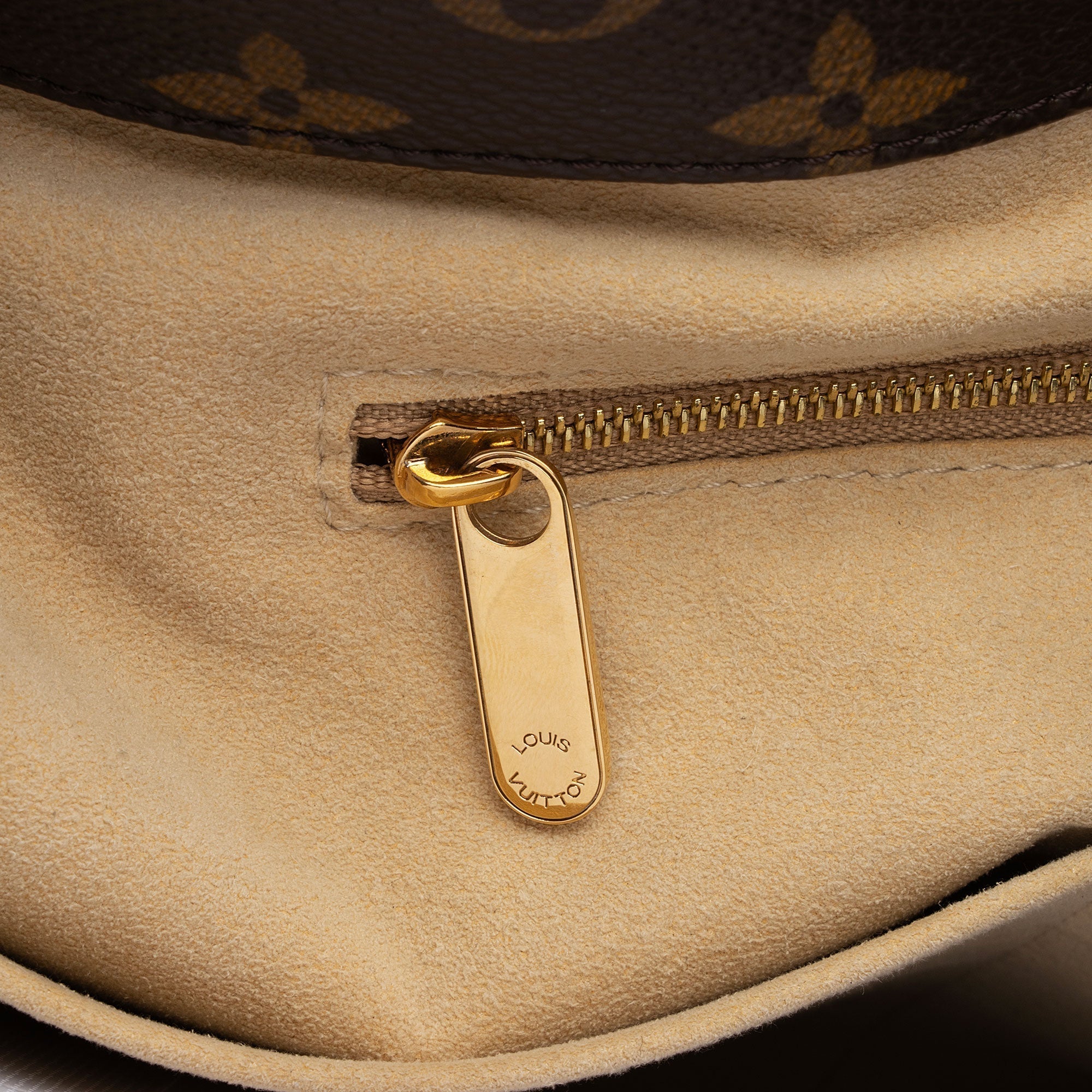 Louis Vuitton Monogram Canvas Artsy MM Shoulder Bag (SHF-Lla6Jn)