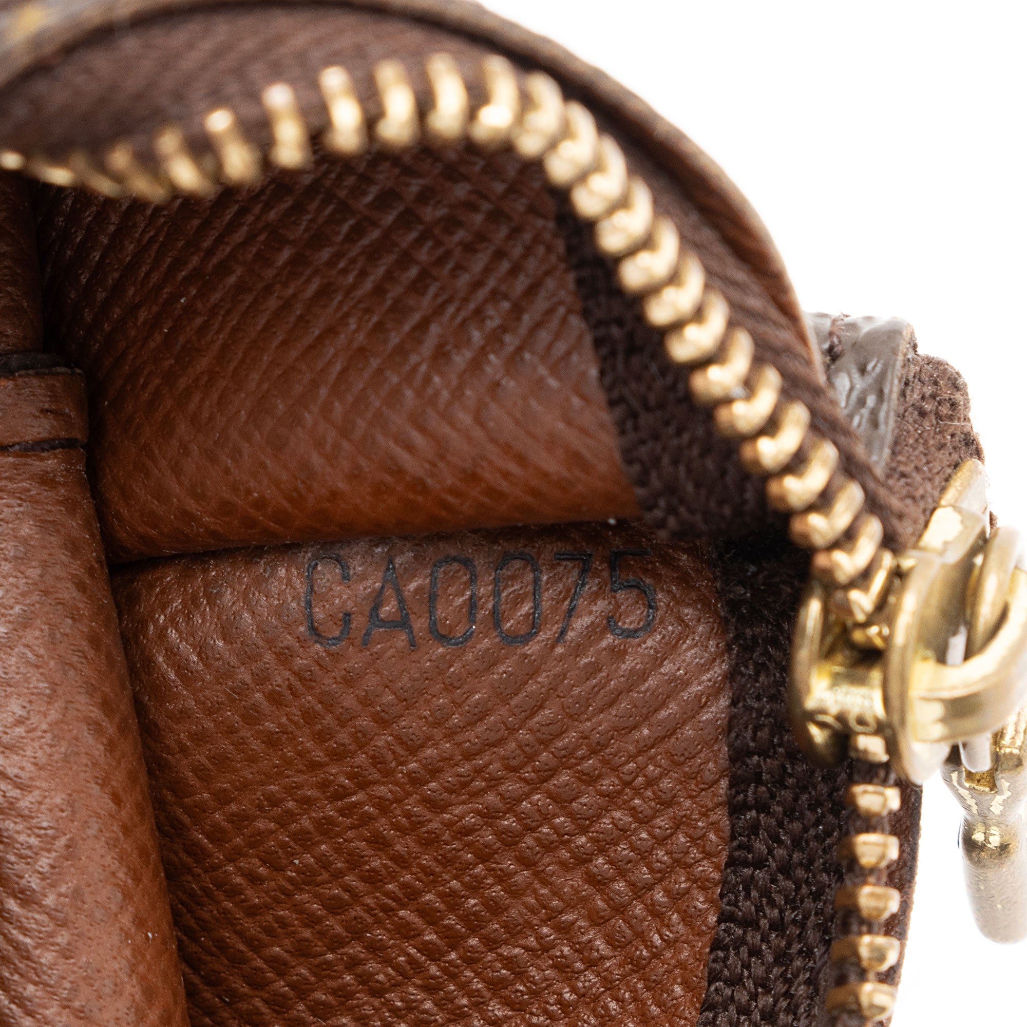 Louis Vuitton Monogram Canvas Key Pouch (SHF-O52URB)