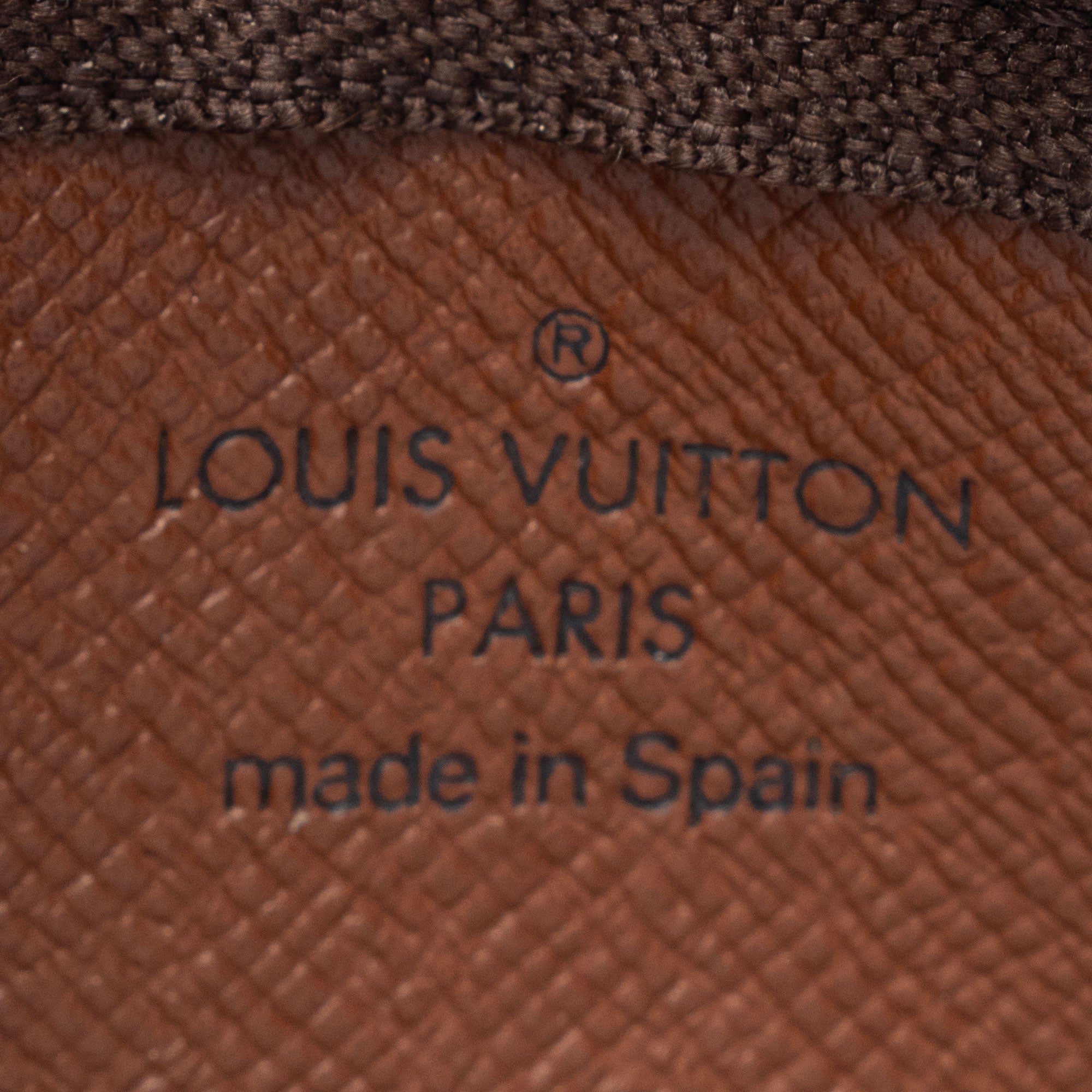 Louis Vuitton Monogram Canvas Key Pouch (SHF-O52URB)