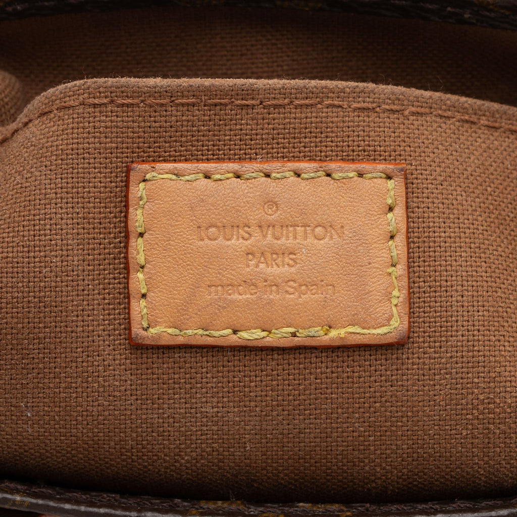 Louis Vuitton Monogram Canvas Petit Sac Plat Shoulder Bag (SHF-SYrls9)
