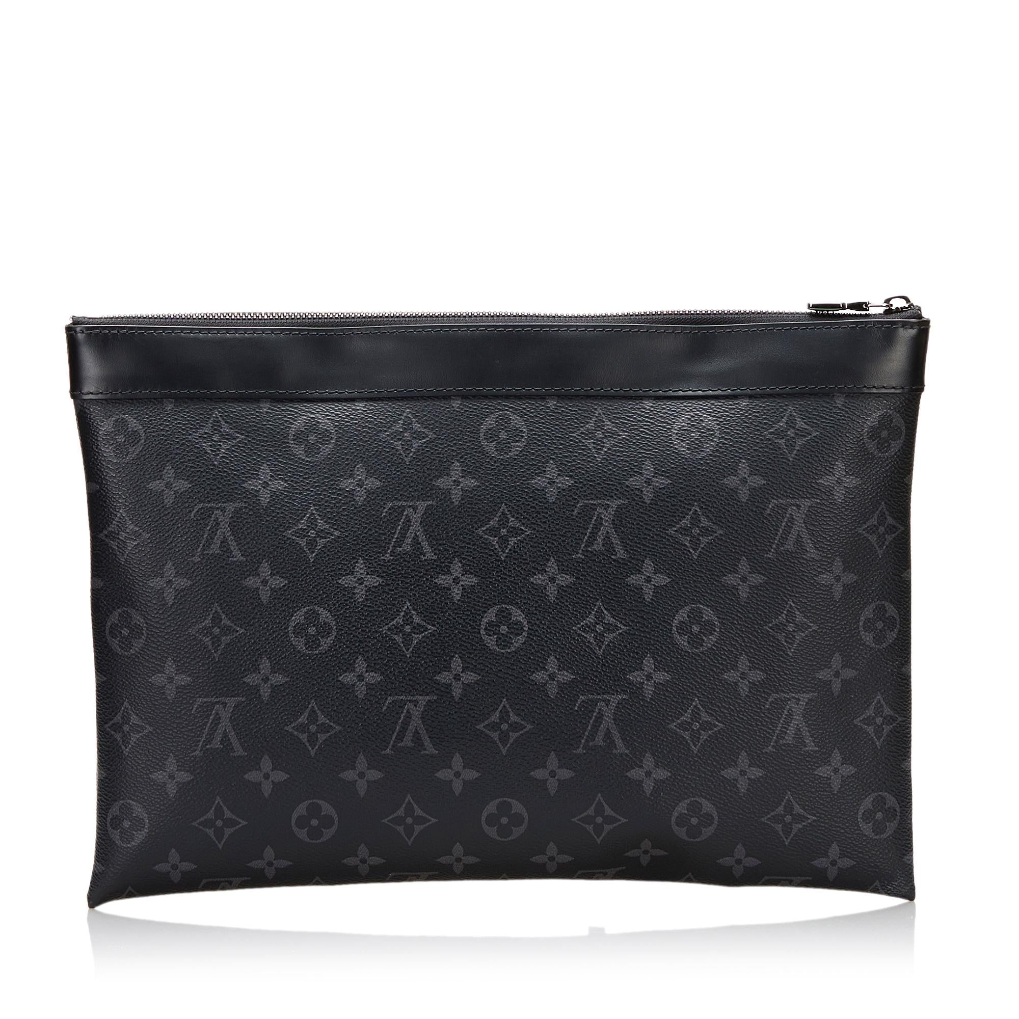 Louis Vuitton Monogram Eclipse Discovery Pochette (SHG-36519)