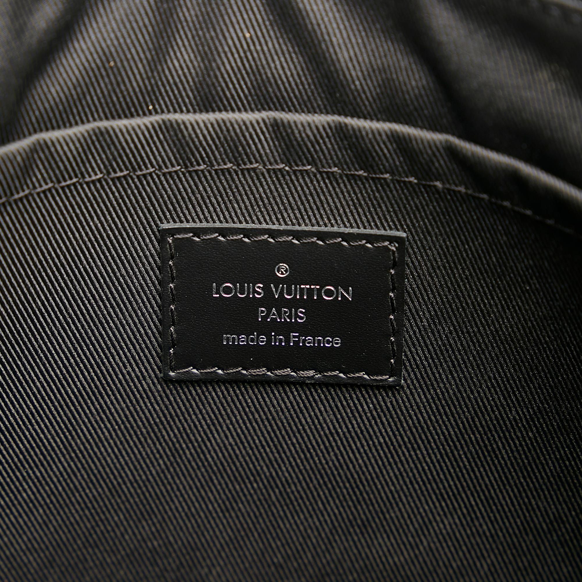 Louis Vuitton Monogram Eclipse Discovery Pochette (SHG-36519)