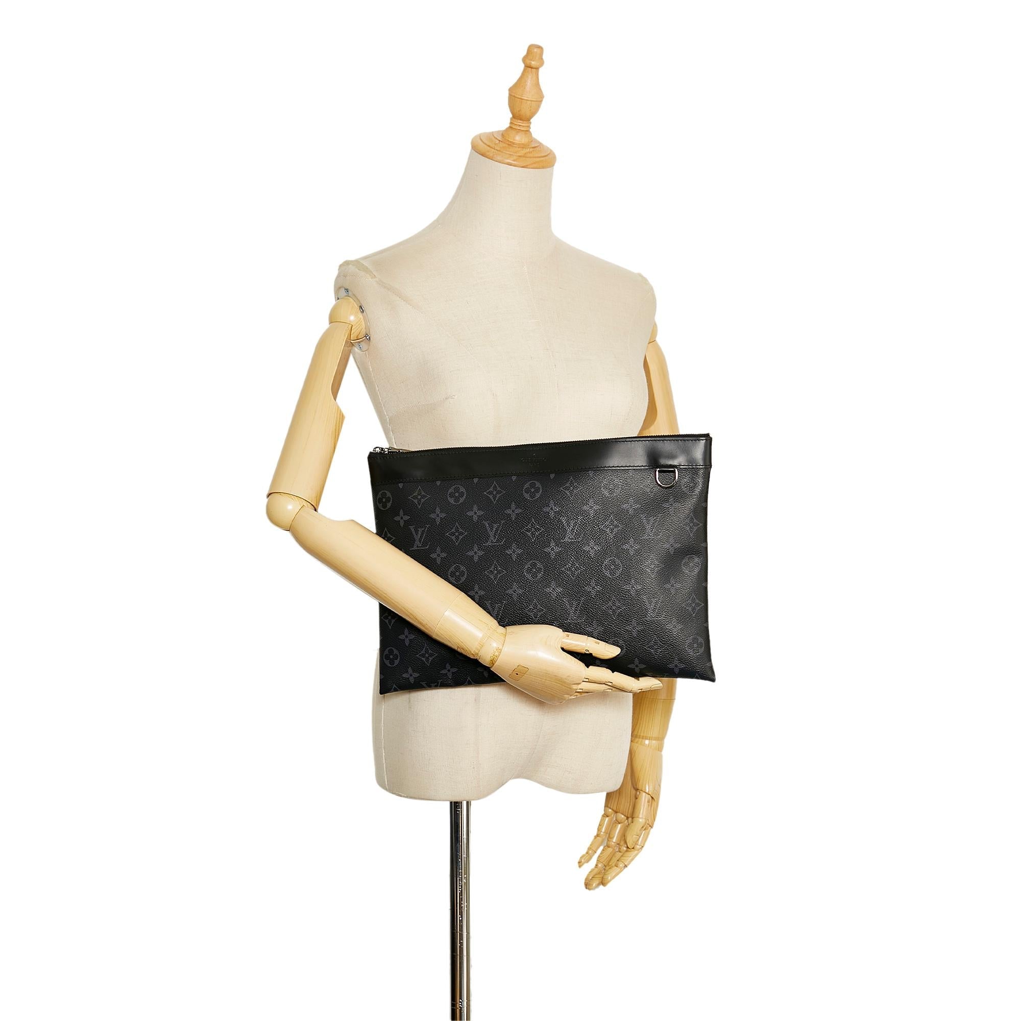 Louis Vuitton Monogram Eclipse Discovery Pochette (SHG-36519)