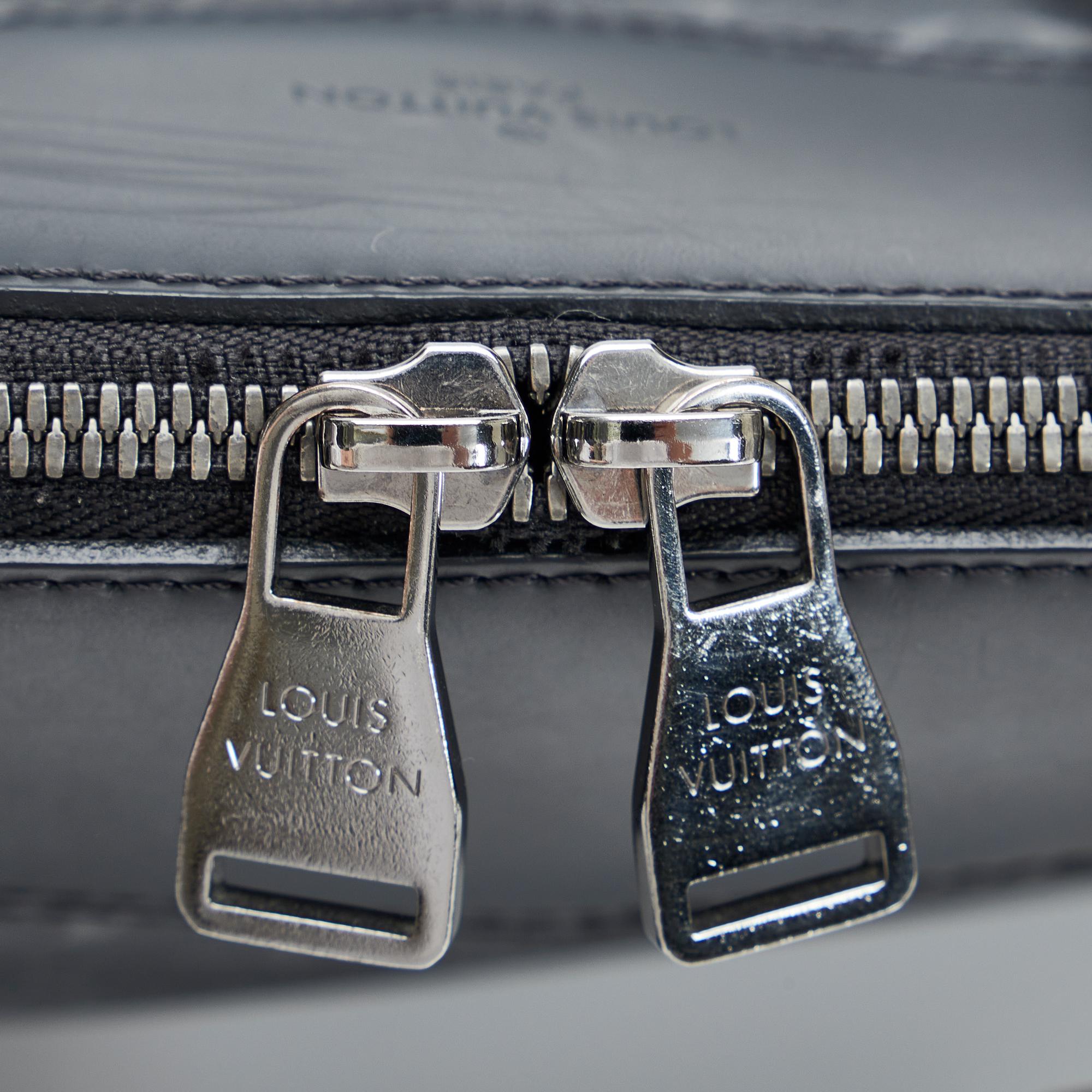 Louis Vuitton Monogram Eclipse Explorer (SHG-5bcl1T)